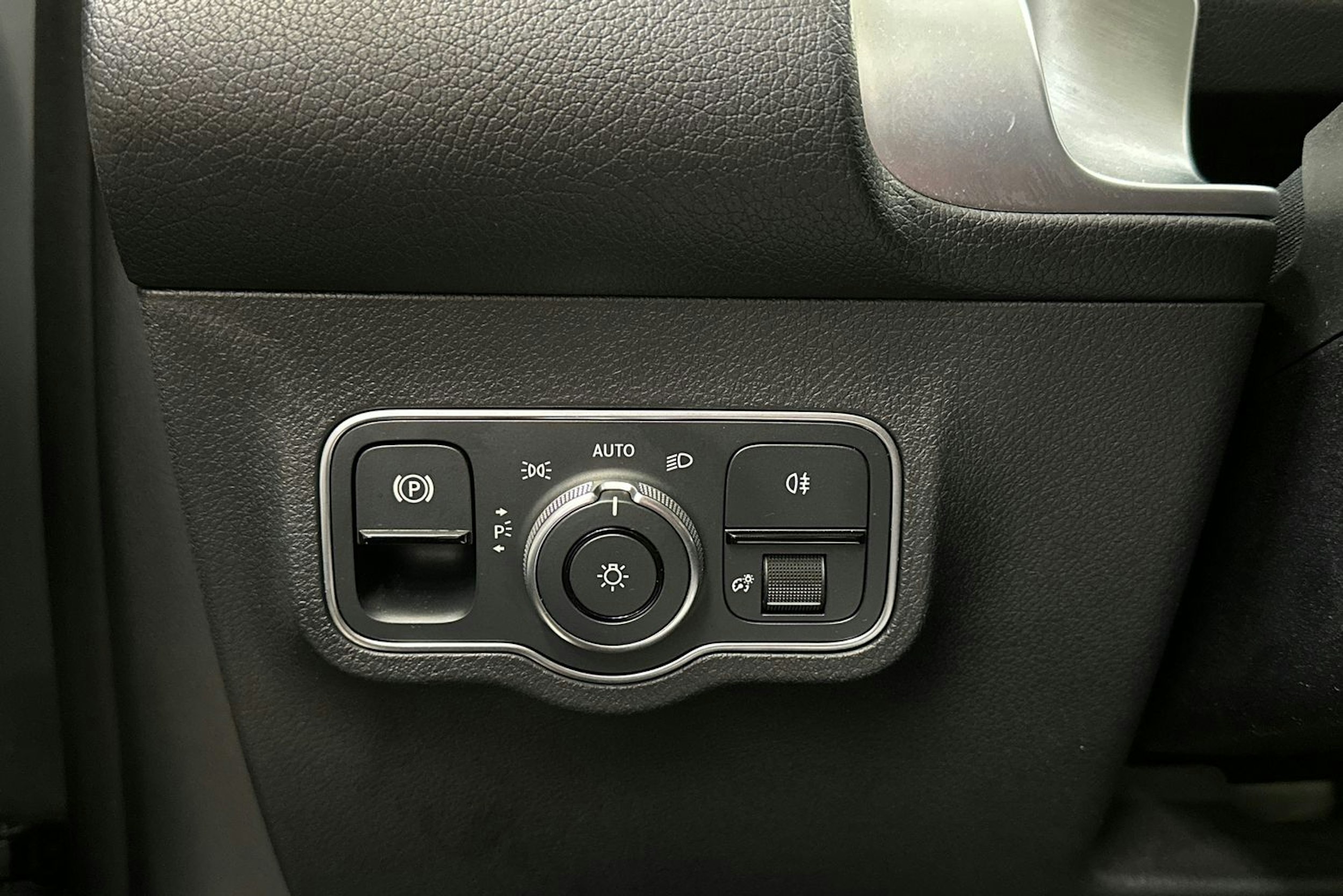 harmaa Mercedes-Benz EQB 2023 kuva 29.