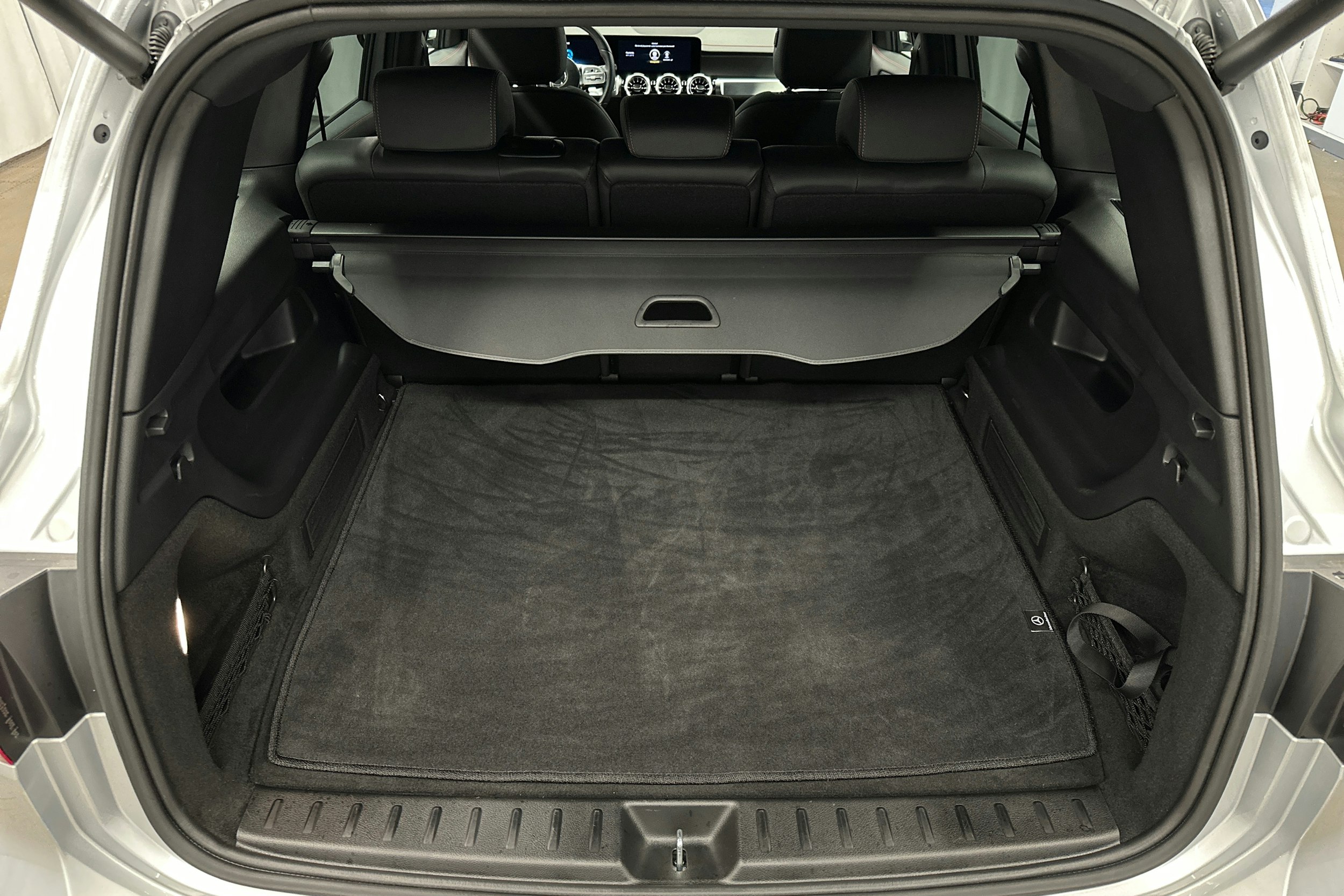 harmaa Mercedes-Benz EQB 2023 kuva 14.