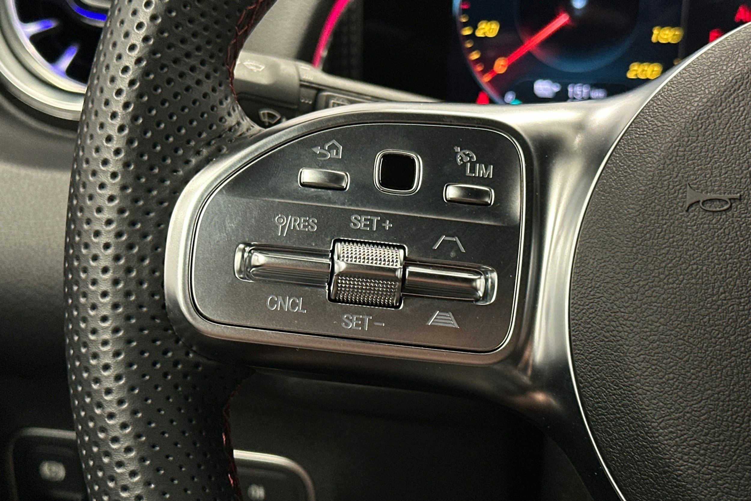harmaa Mercedes-Benz EQB 2023 kuva 19.
