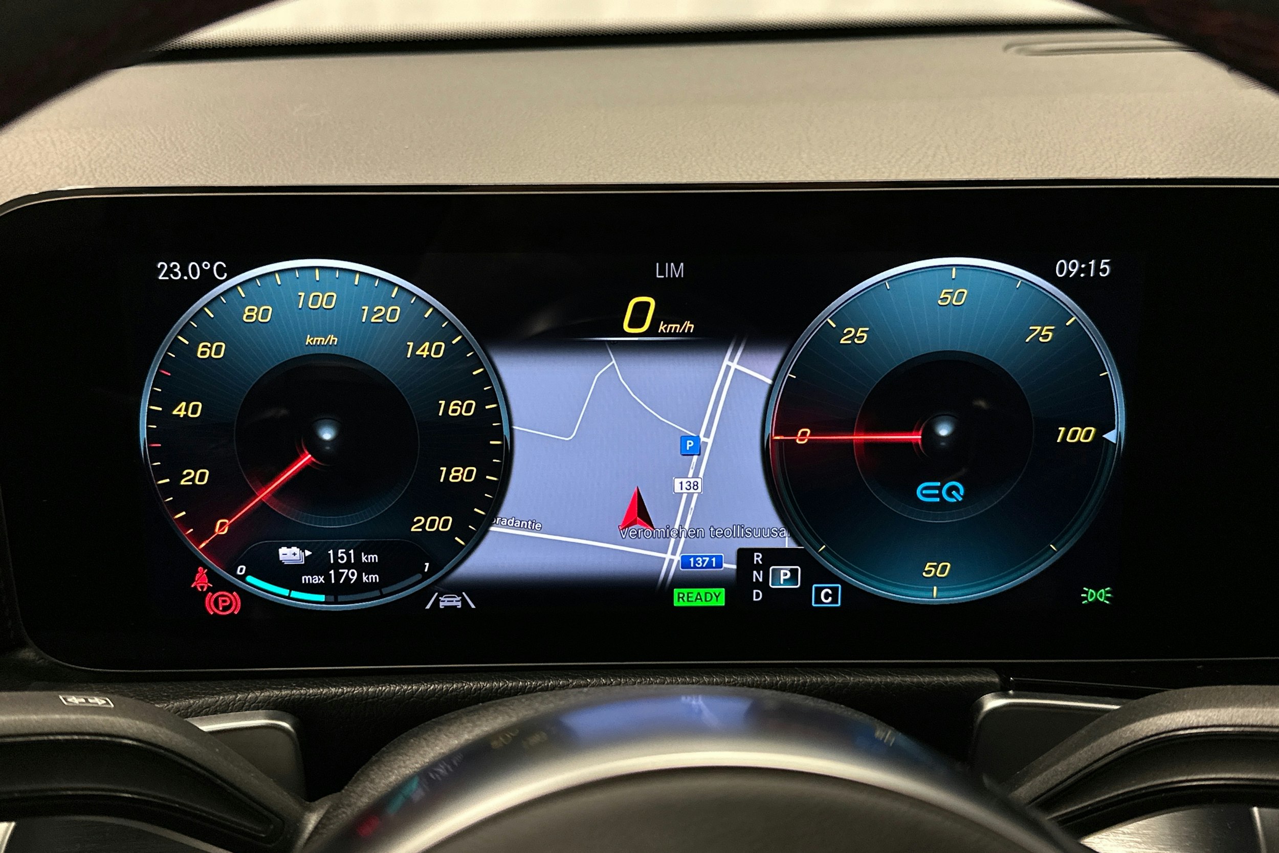 harmaa Mercedes-Benz EQB 2023 kuva 22.