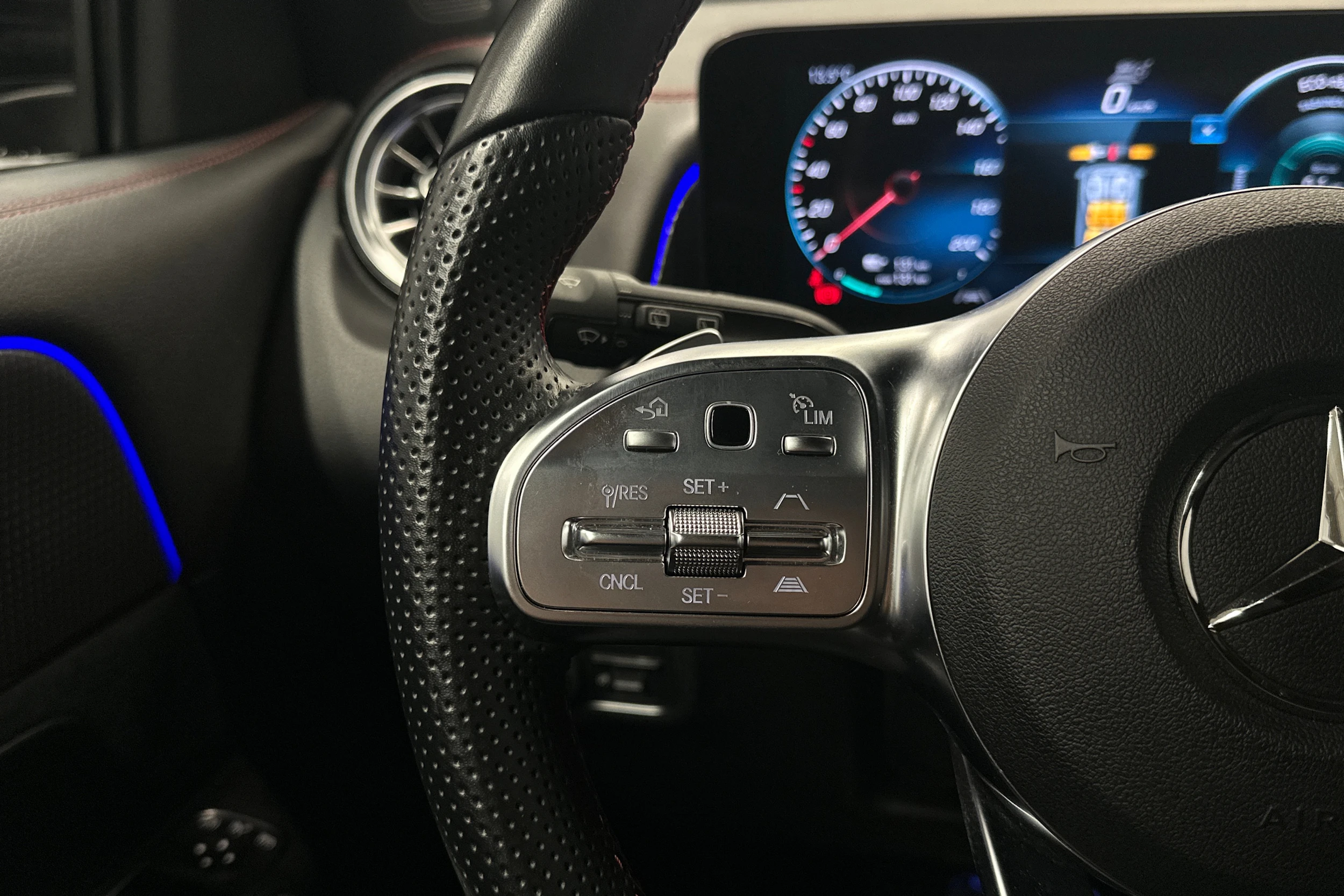 musta Mercedes-Benz EQB 2023 kuva 16.