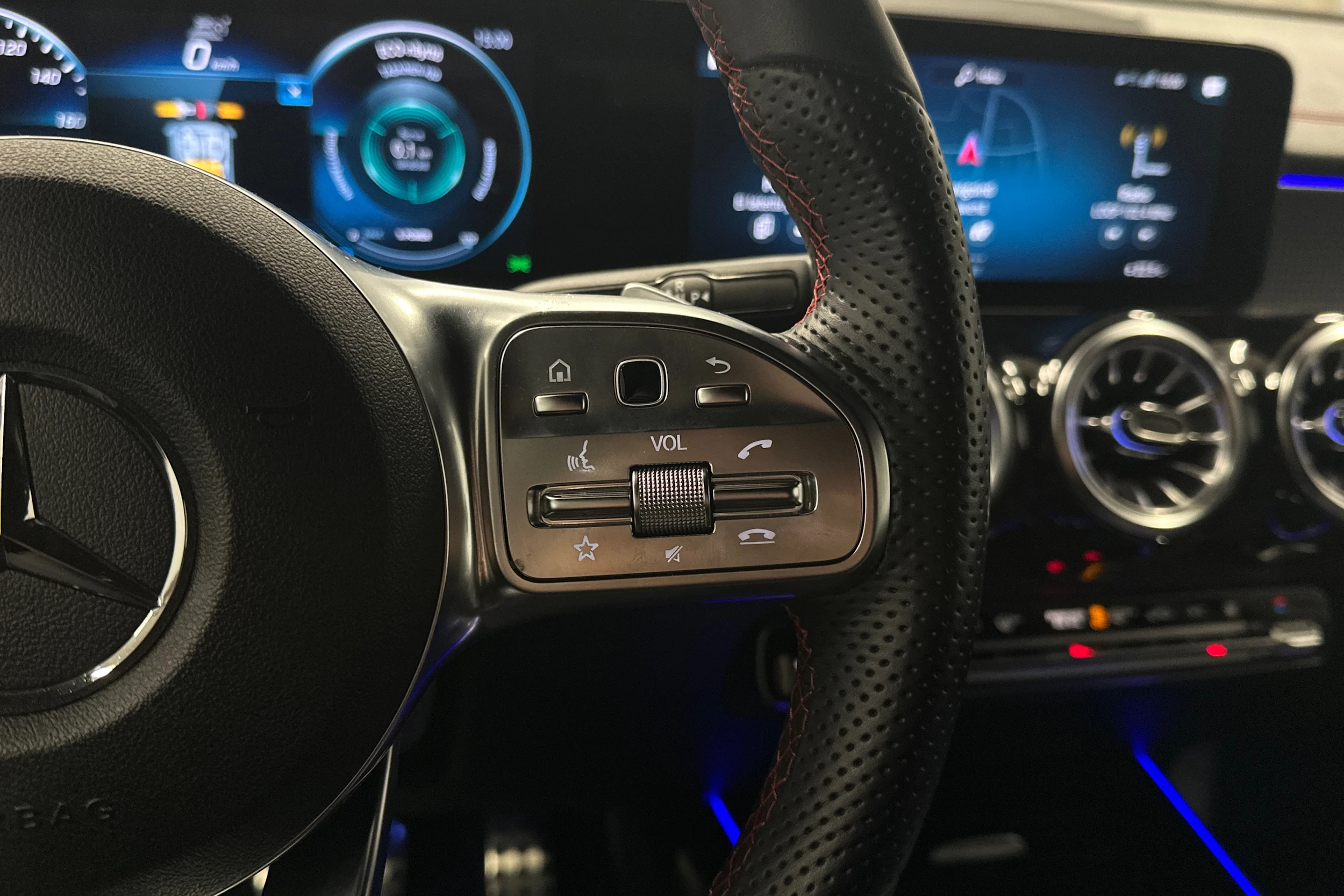 musta Mercedes-Benz EQB 2023 kuva 17.
