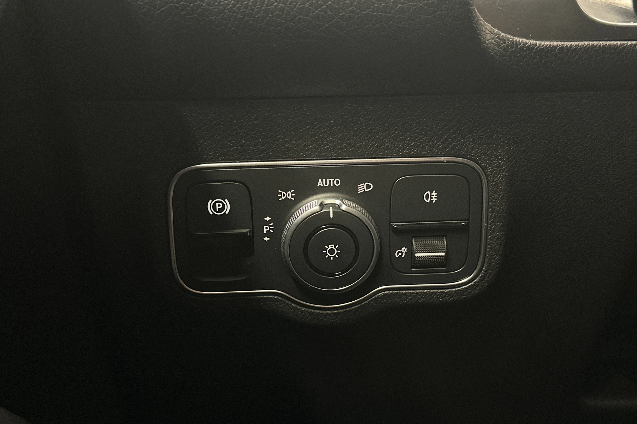 musta Mercedes-Benz EQB 2023 kuva 19.