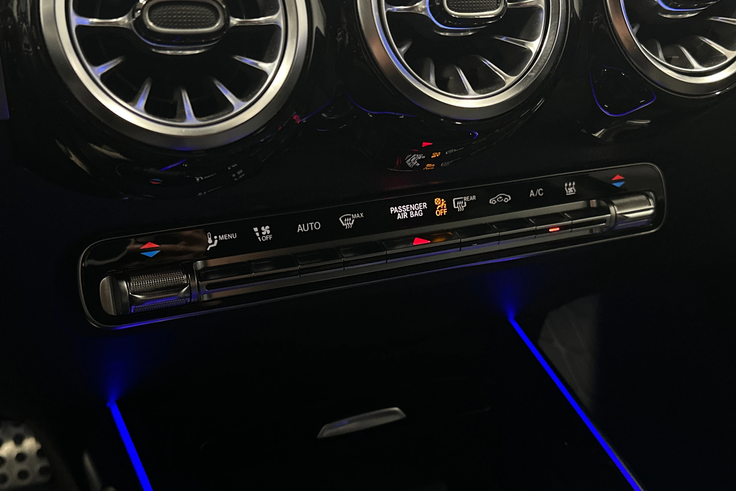 musta Mercedes-Benz EQB 2023 kuva 29.
