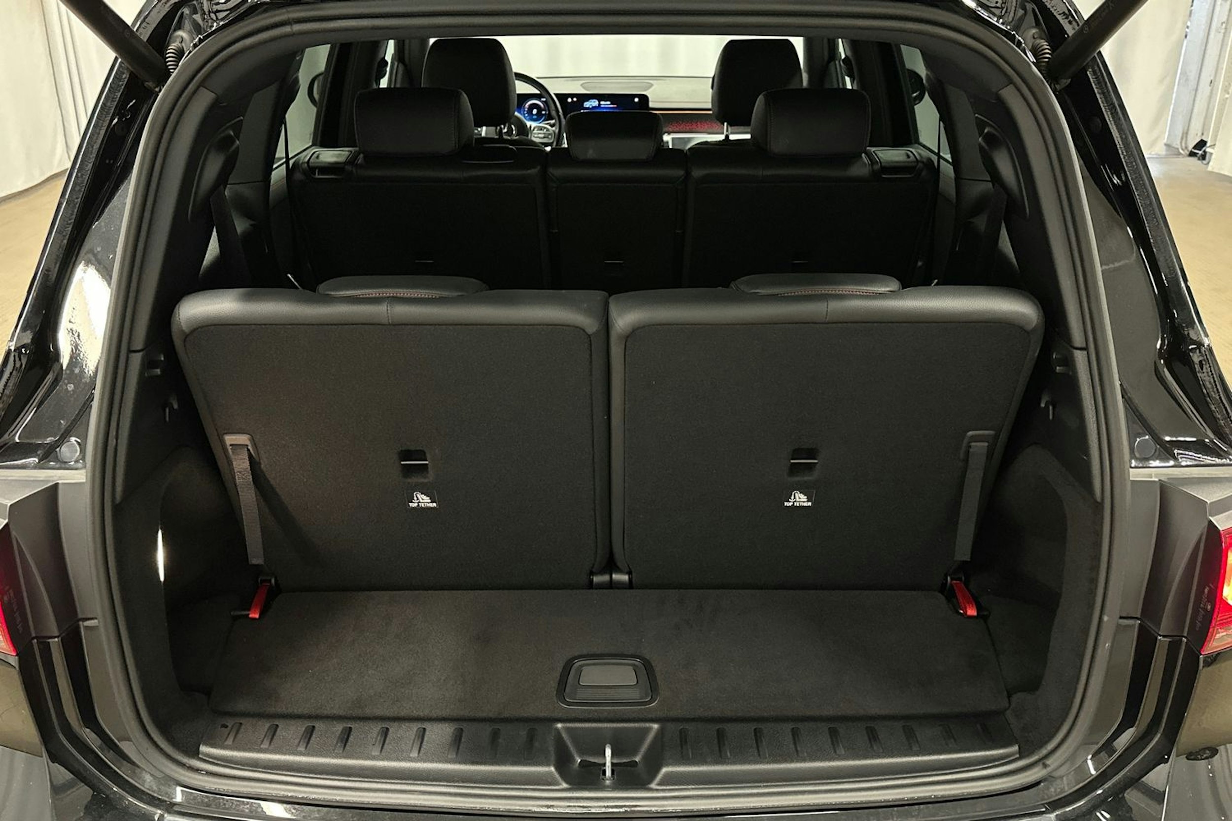musta Mercedes-Benz EQB 2023 kuva 15.