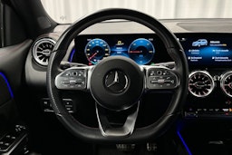 musta Mercedes-Benz EQB 2023 kuva 18.
