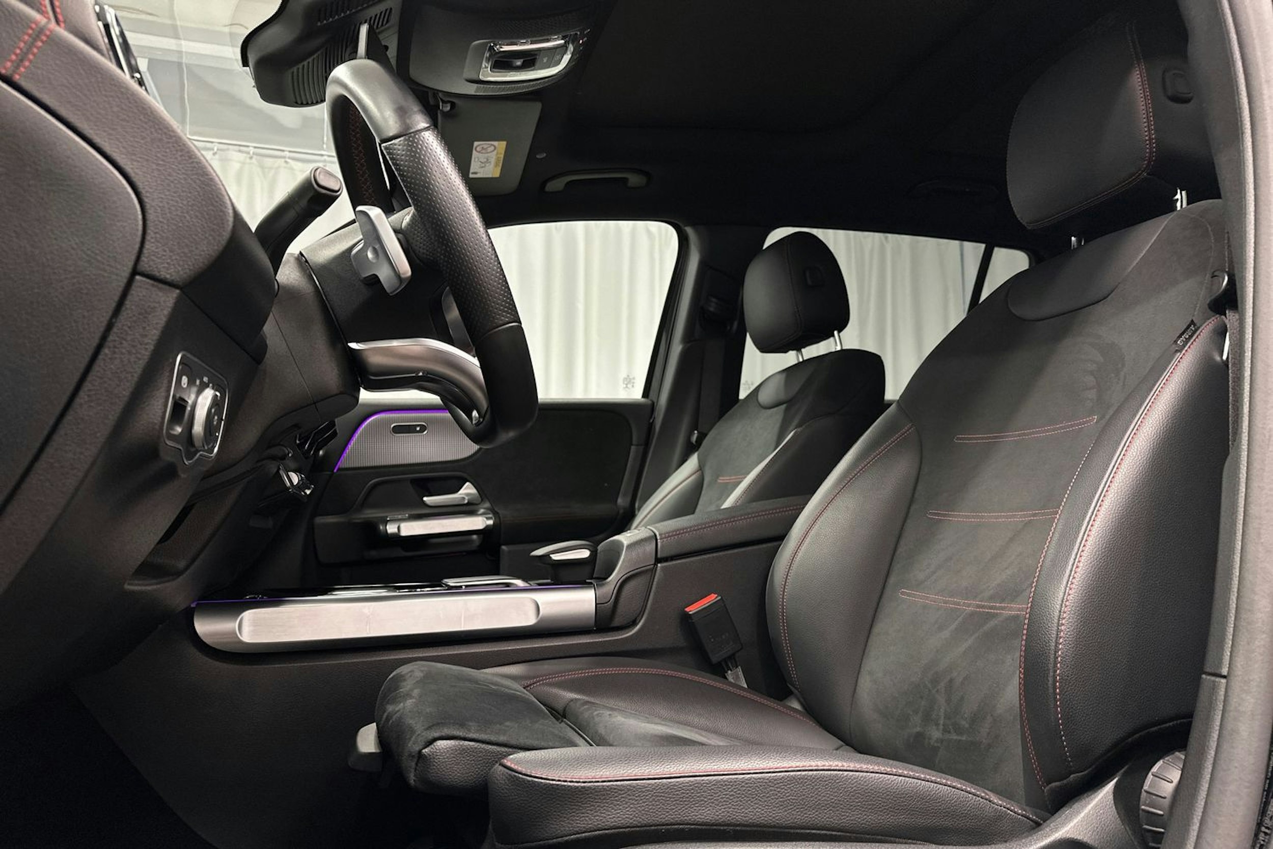 musta Mercedes-Benz EQB 2023 kuva 19.
