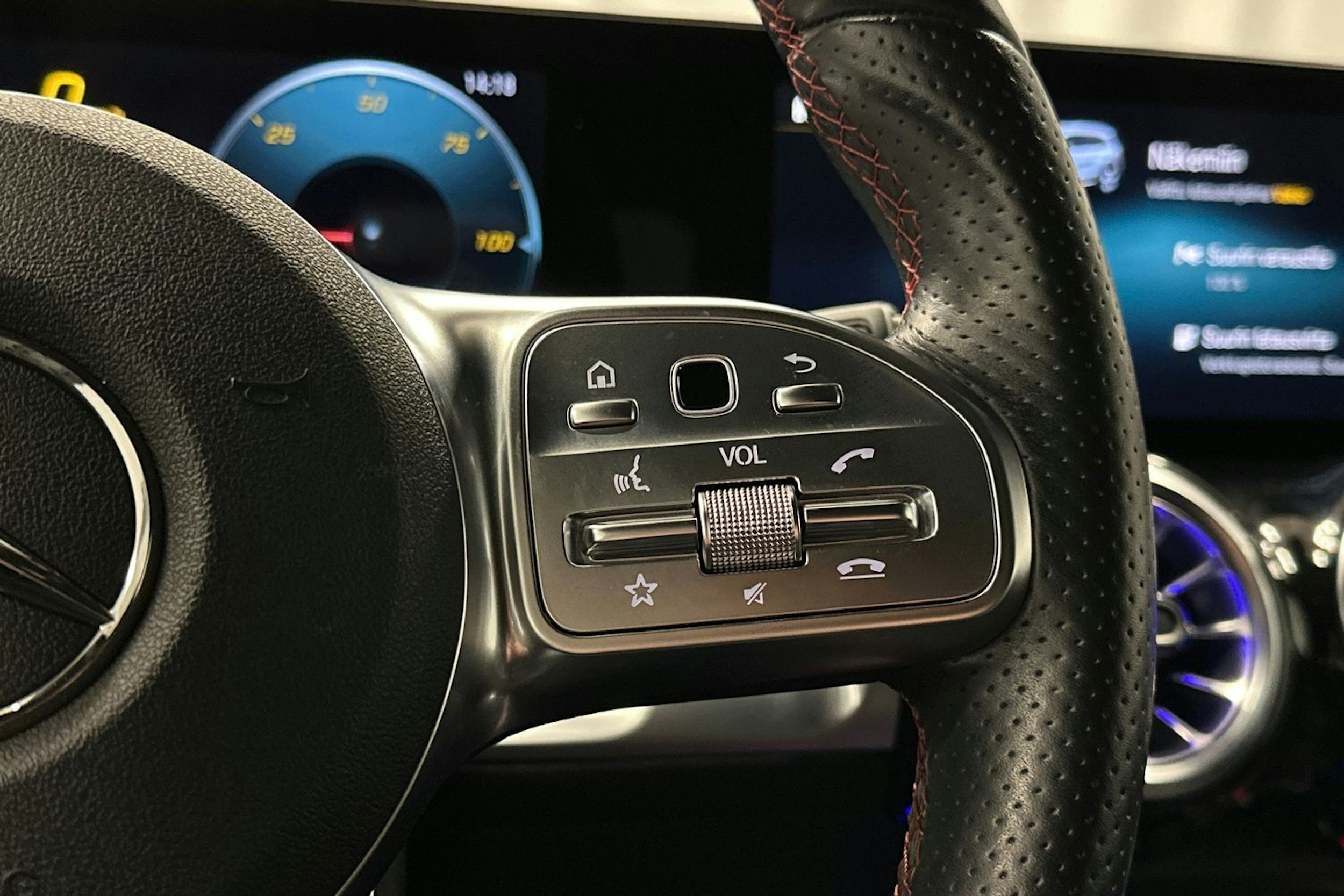 musta Mercedes-Benz EQB 2023 kuva 21.