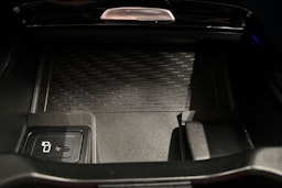 musta Mercedes-Benz EQB 2023 kuva 35.