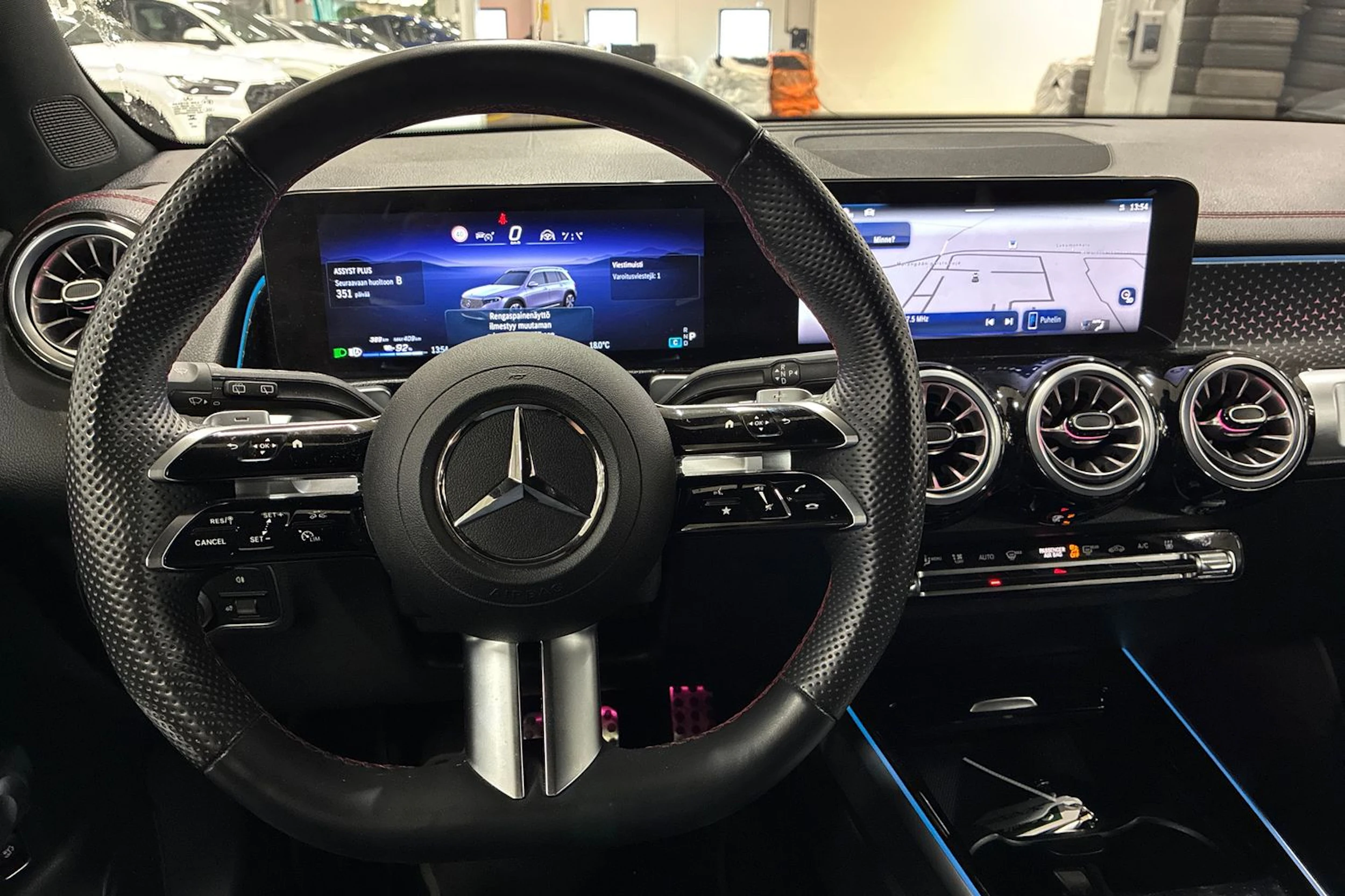 sininen Mercedes-Benz EQB 2024 kuva 4.