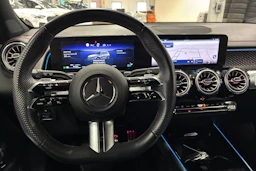 sininen Mercedes-Benz EQB 2024 kuva 4.