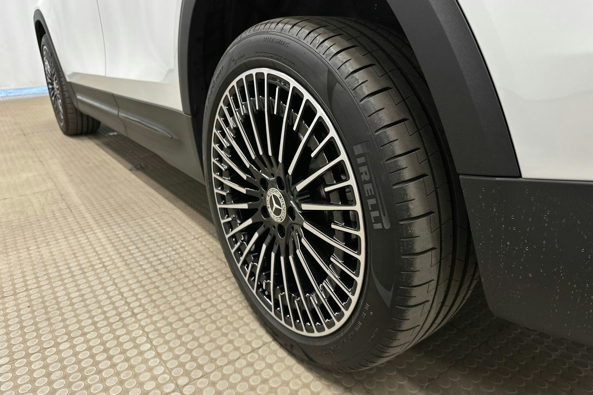 valkoinen Mercedes-Benz EQB 2024 kuva 13.