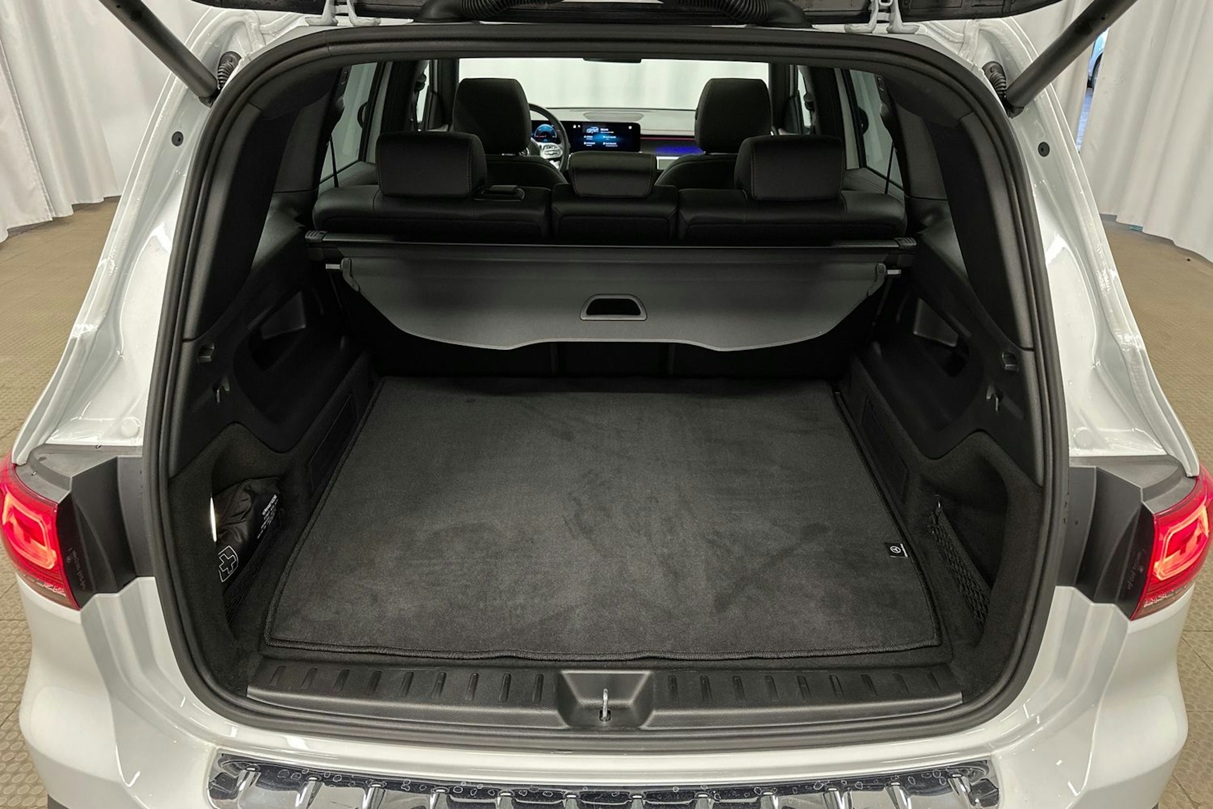 valkoinen Mercedes-Benz EQB 2024 kuva 14.