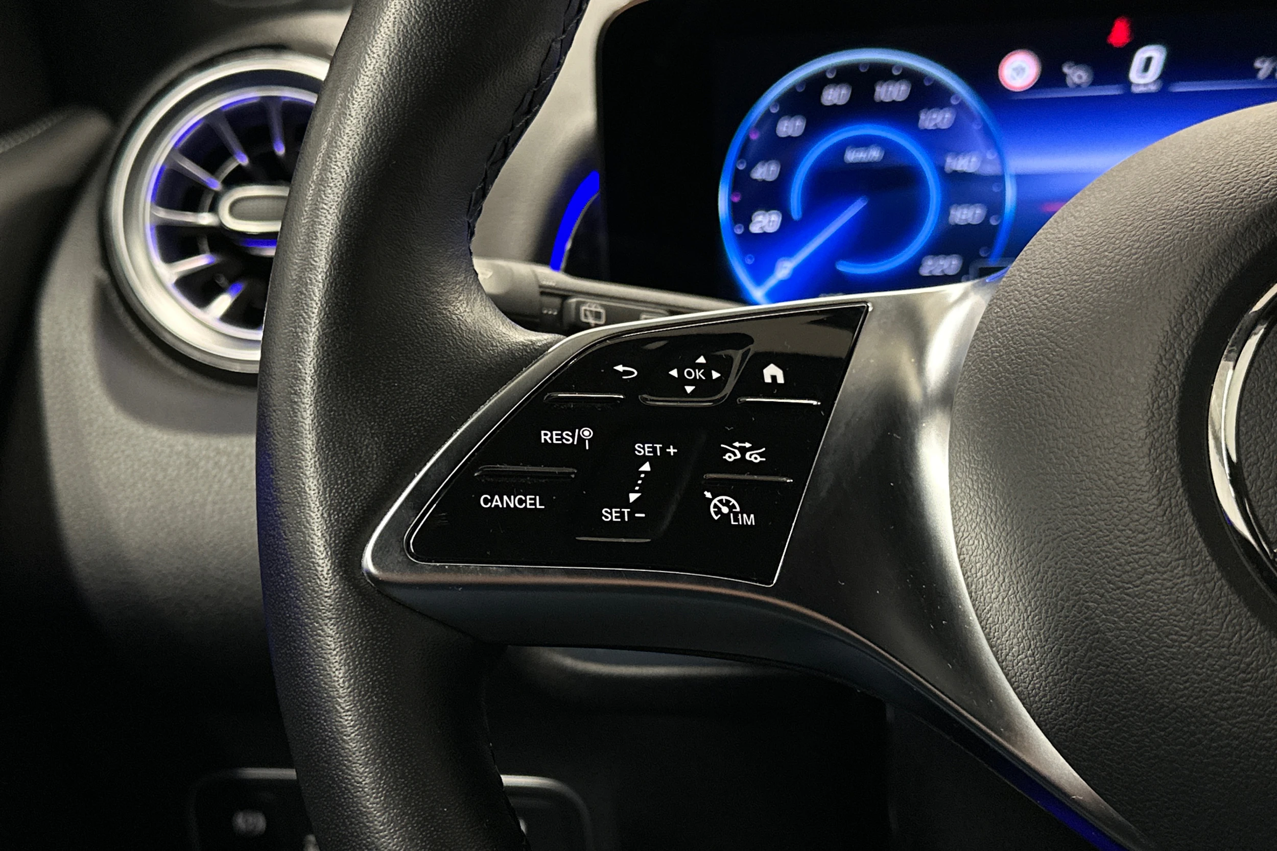 valkoinen Mercedes-Benz EQB 2024 kuva 11.