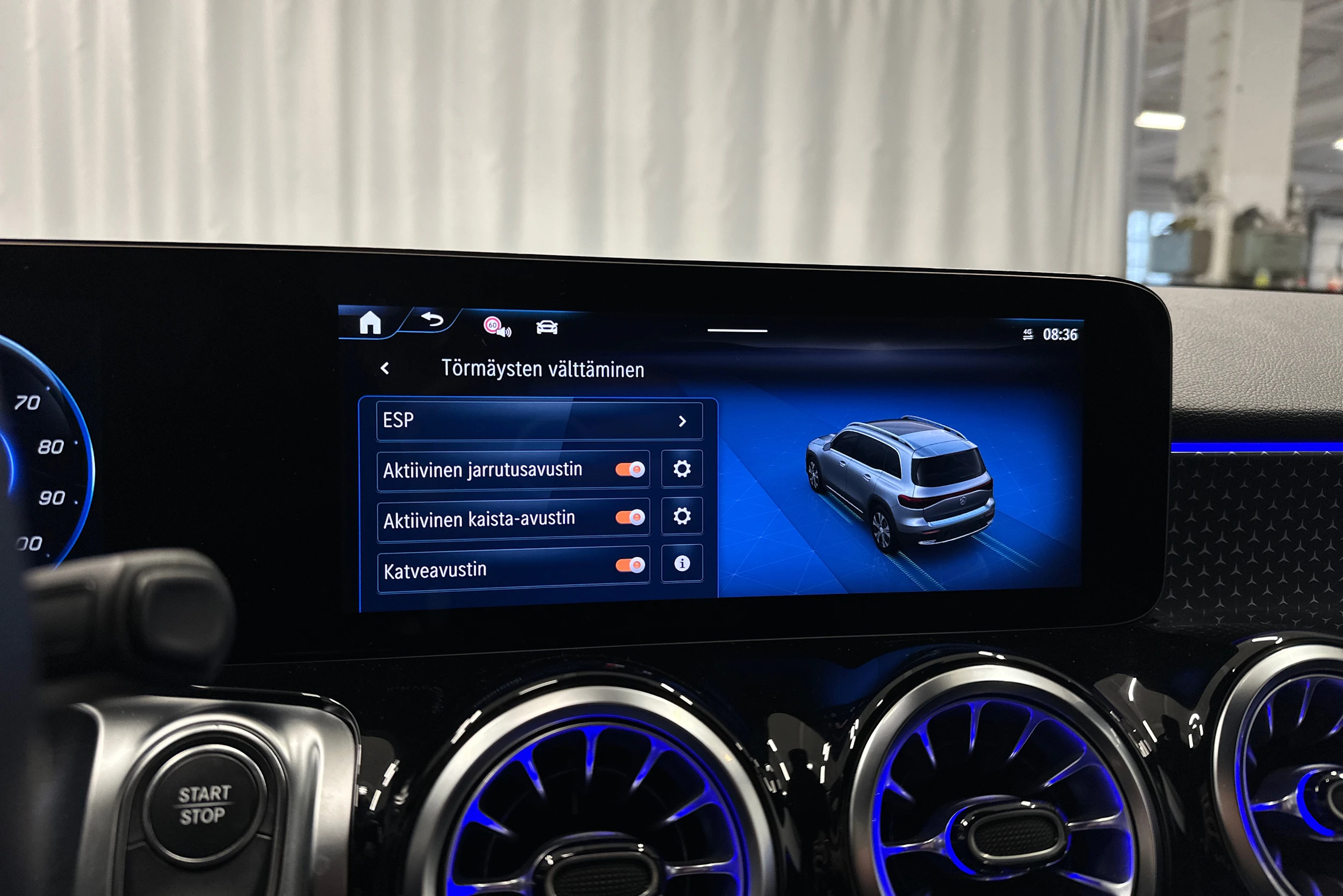 valkoinen Mercedes-Benz EQB 2024 kuva 18.