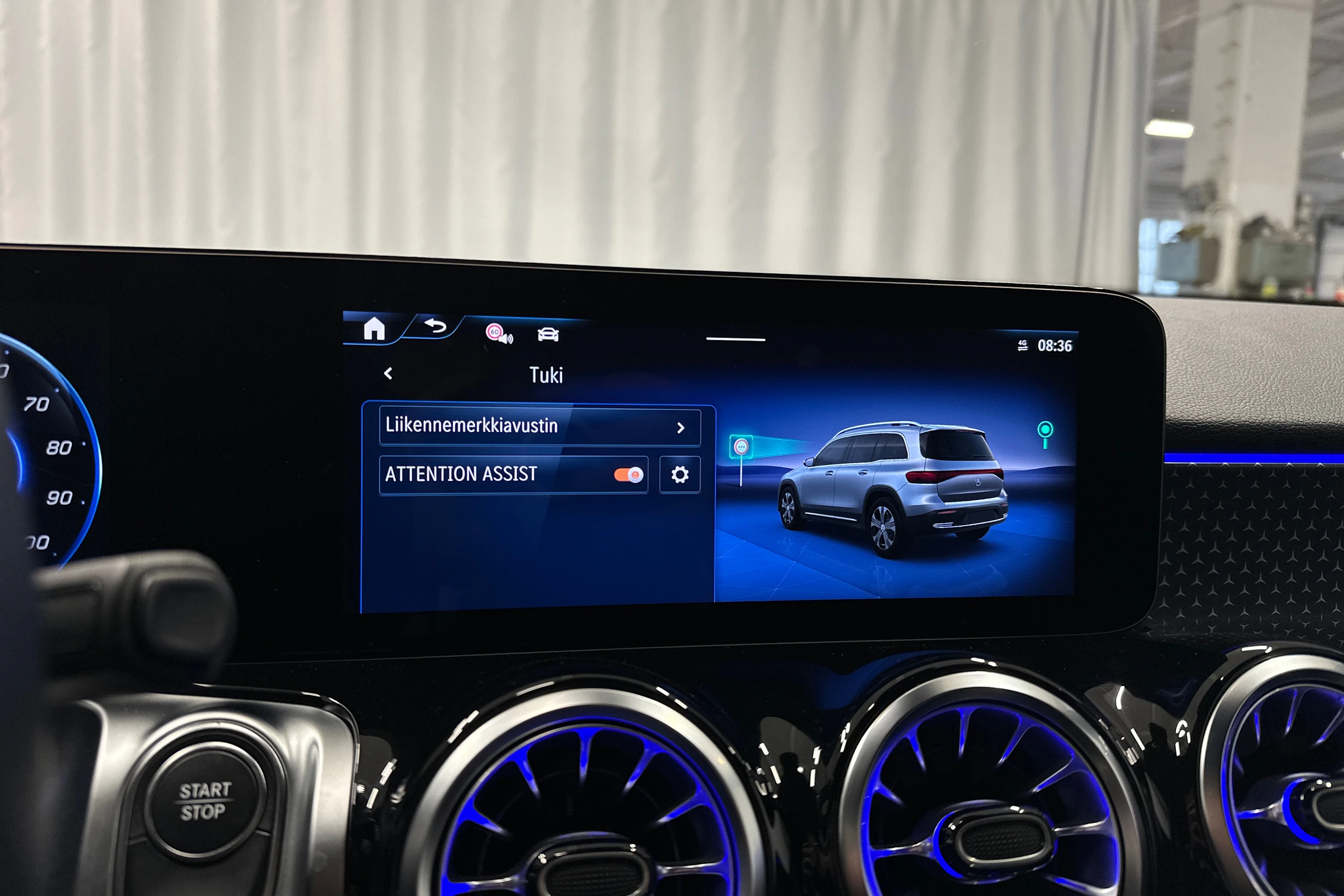 valkoinen Mercedes-Benz EQB 2024 kuva 19.