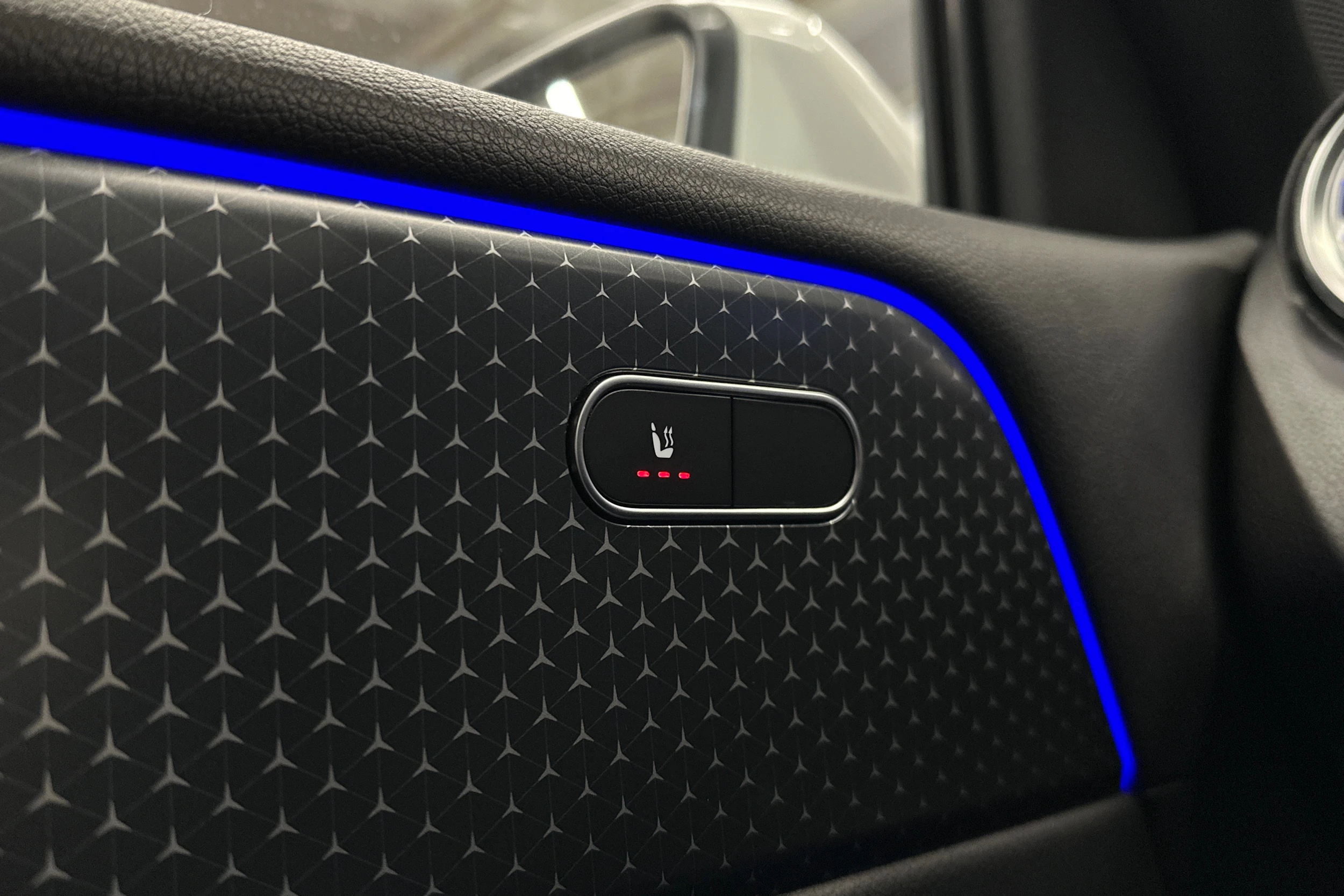 valkoinen Mercedes-Benz EQB 2024 kuva 23.