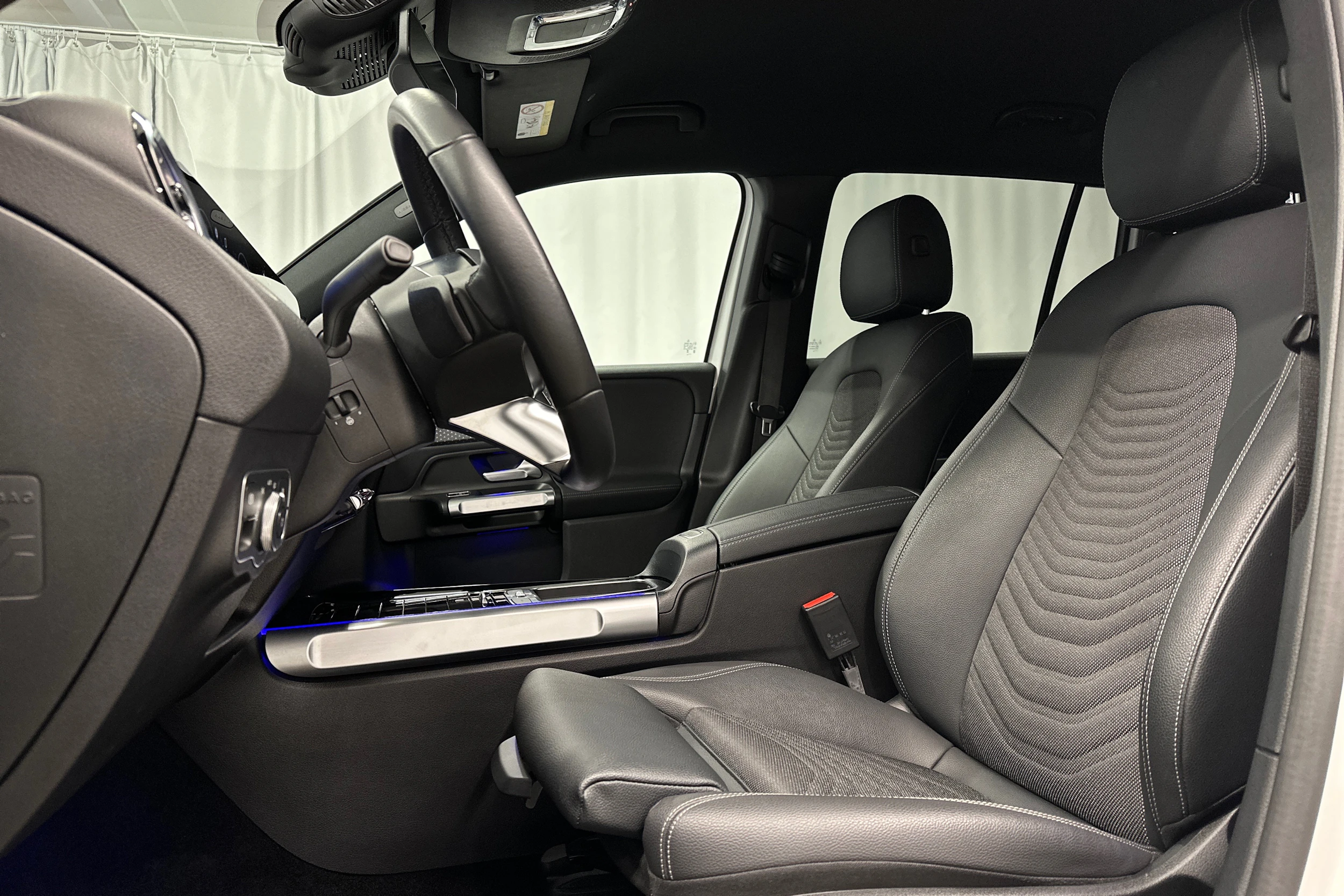 valkoinen Mercedes-Benz EQB 2024 kuva 24.