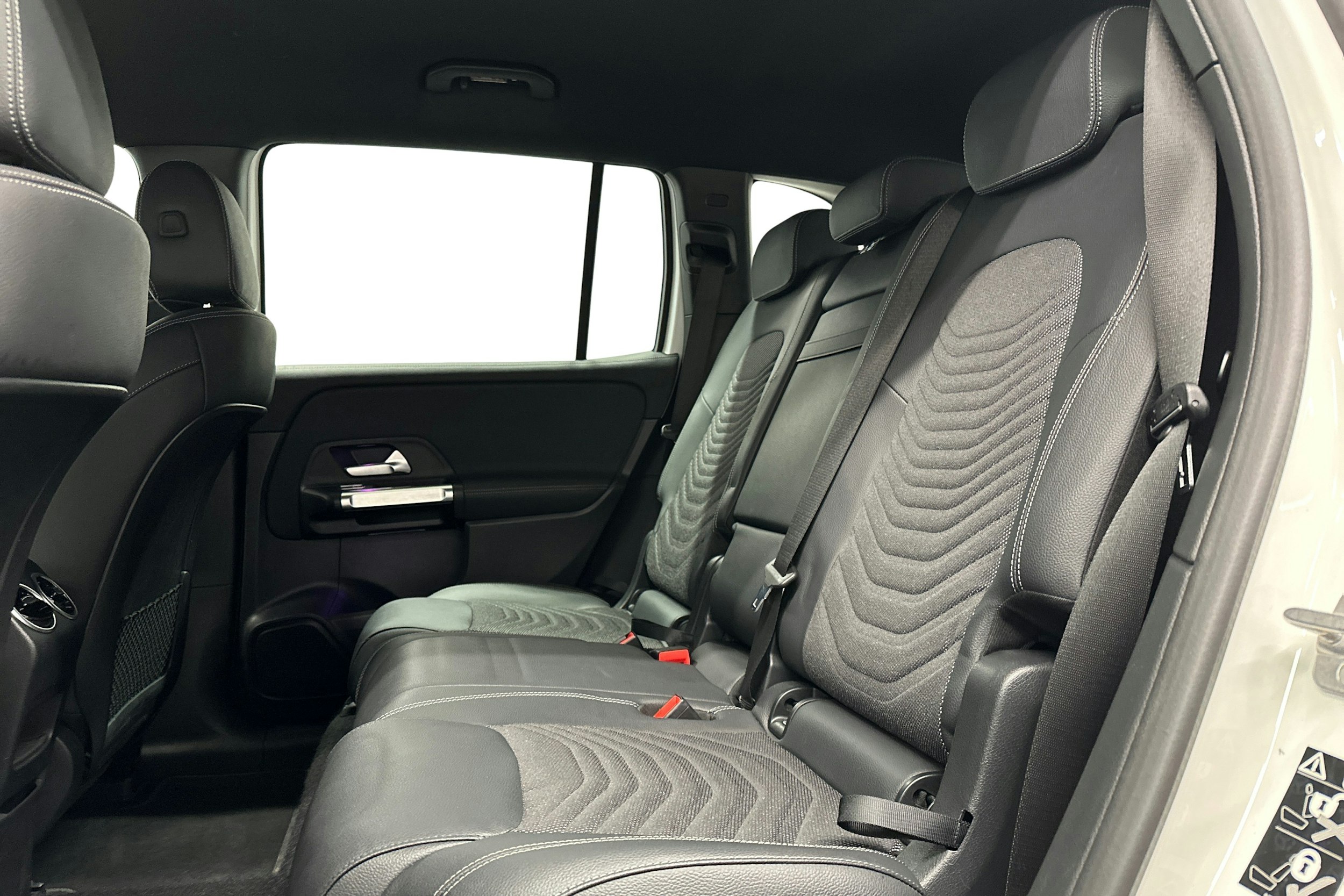 valkoinen Mercedes-Benz EQB 2024 kuva 10.