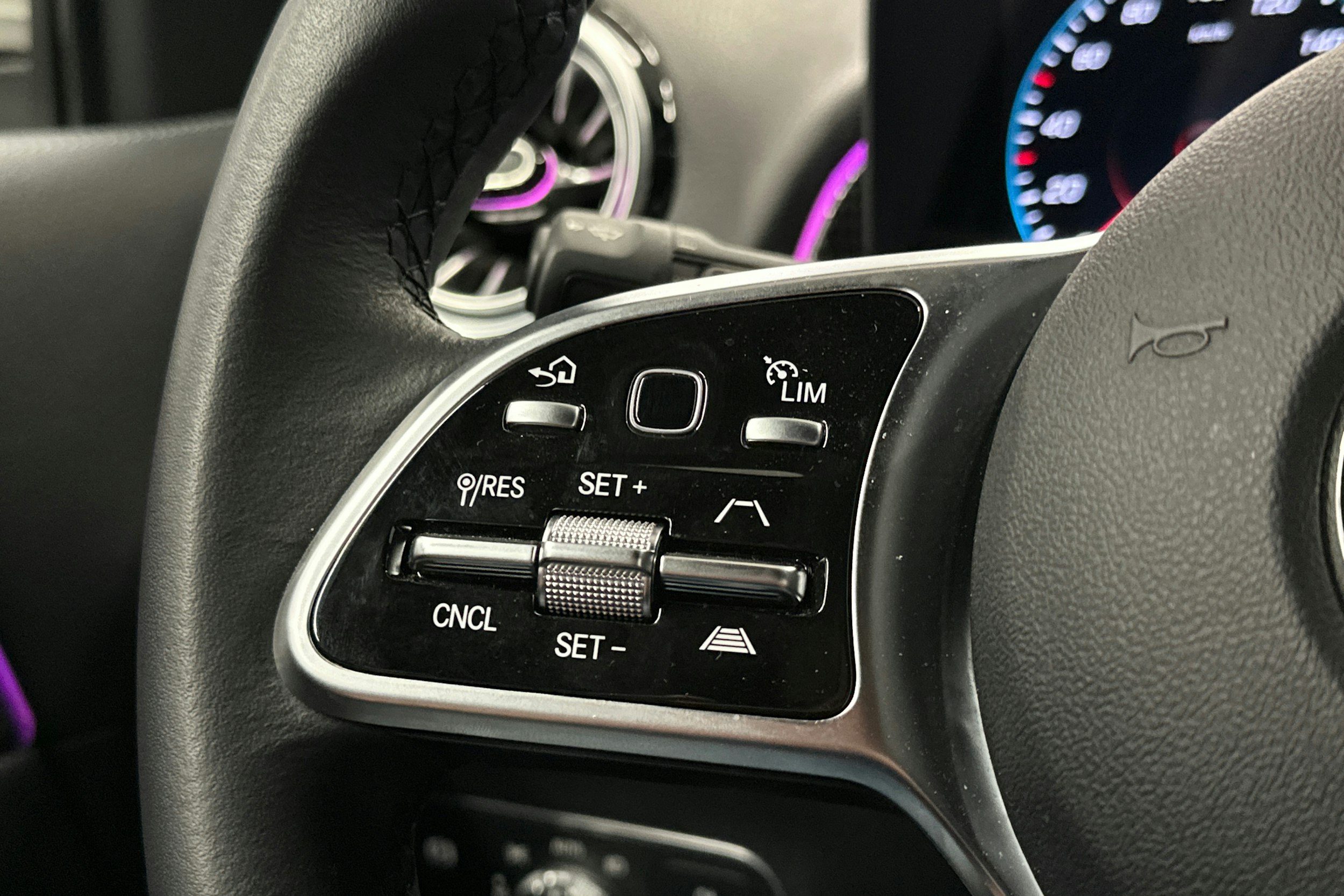 valkoinen Mercedes-Benz EQB 2024 kuva 19.