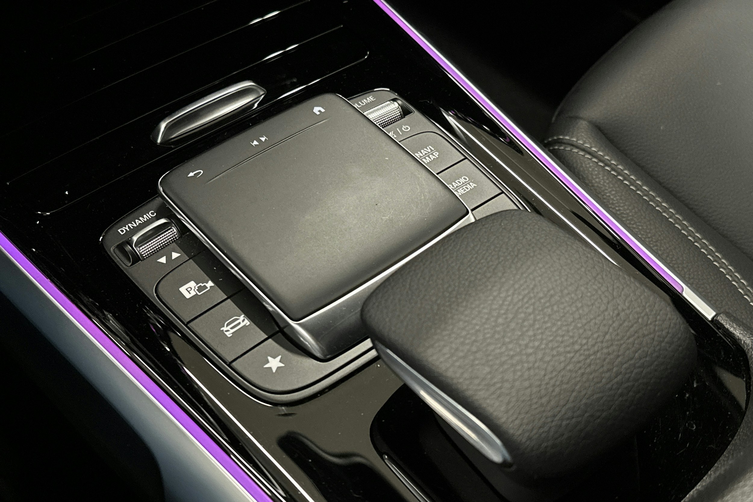 valkoinen Mercedes-Benz EQB 2024 kuva 21.