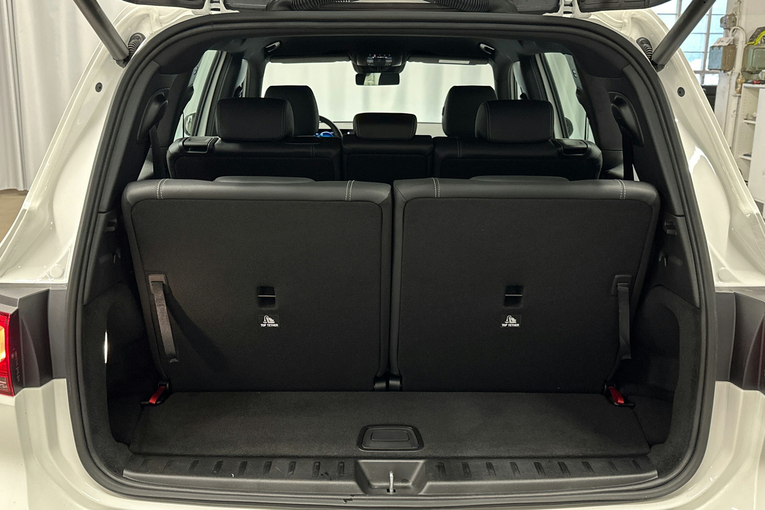 valkoinen Mercedes-Benz EQB 2024 kuva 32.