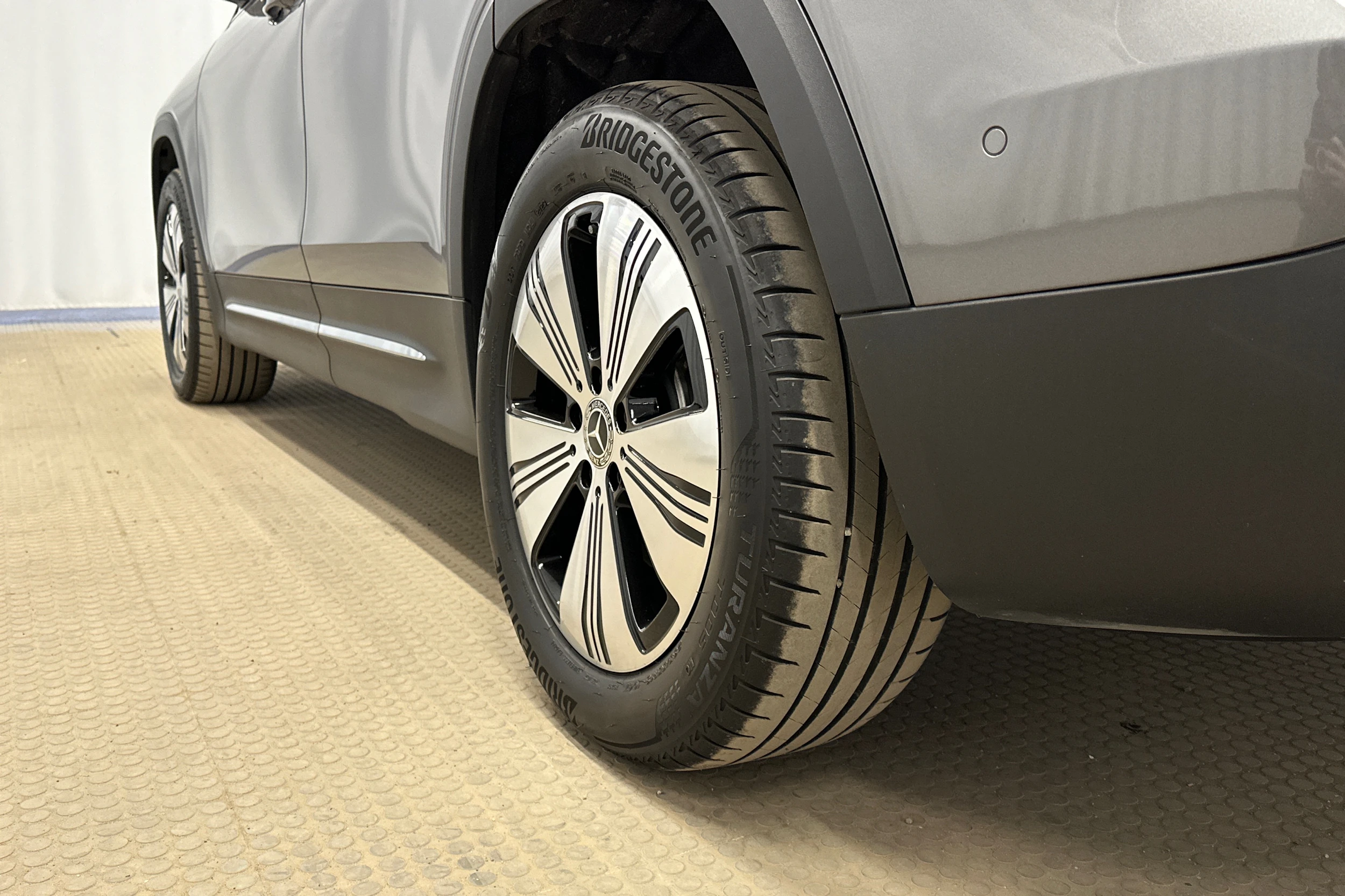 harmaa Mercedes-Benz EQB 2024 kuva 10.