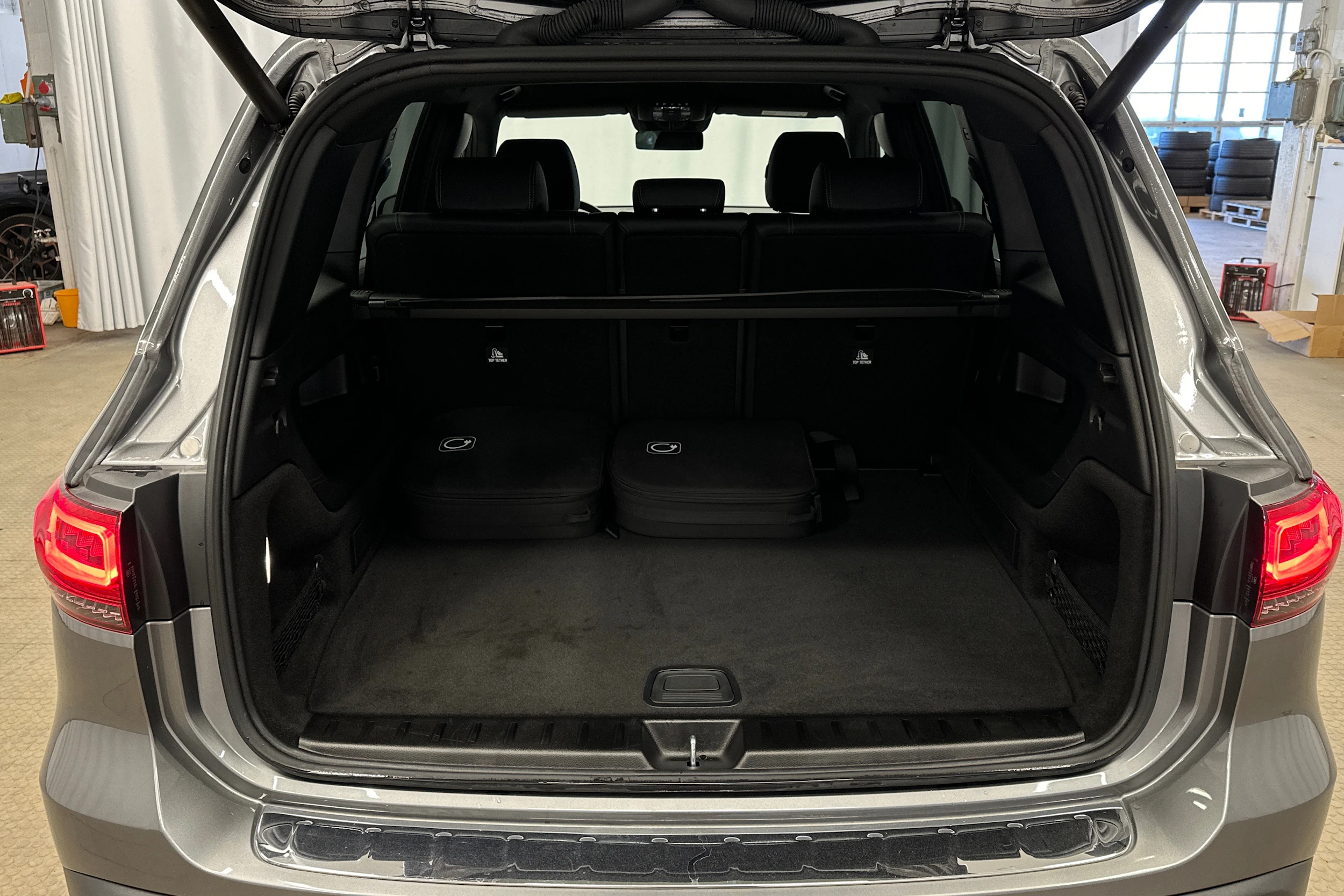 harmaa Mercedes-Benz EQB 2024 kuva 11.