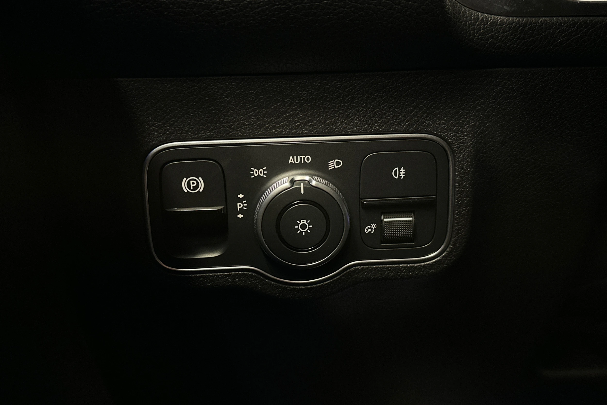 harmaa Mercedes-Benz EQB 2024 kuva 17.