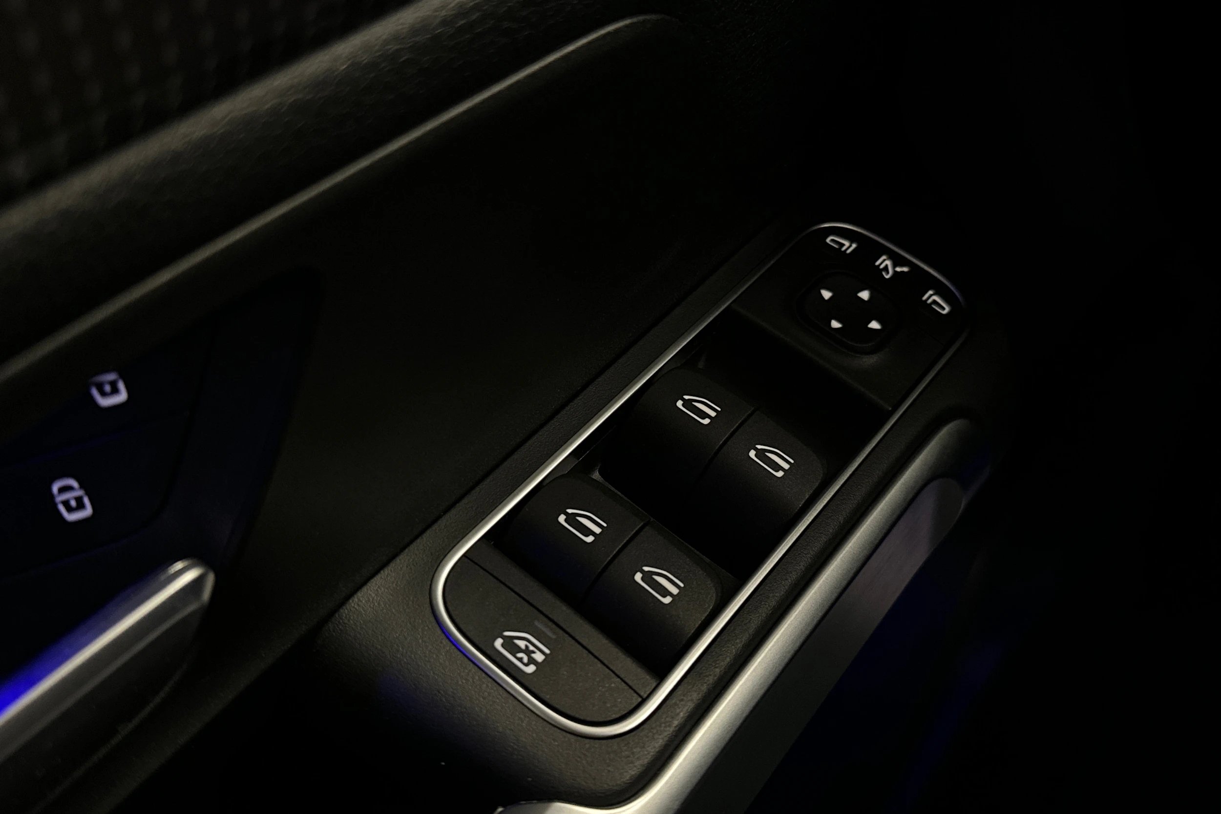 harmaa Mercedes-Benz EQB 2024 kuva 30.