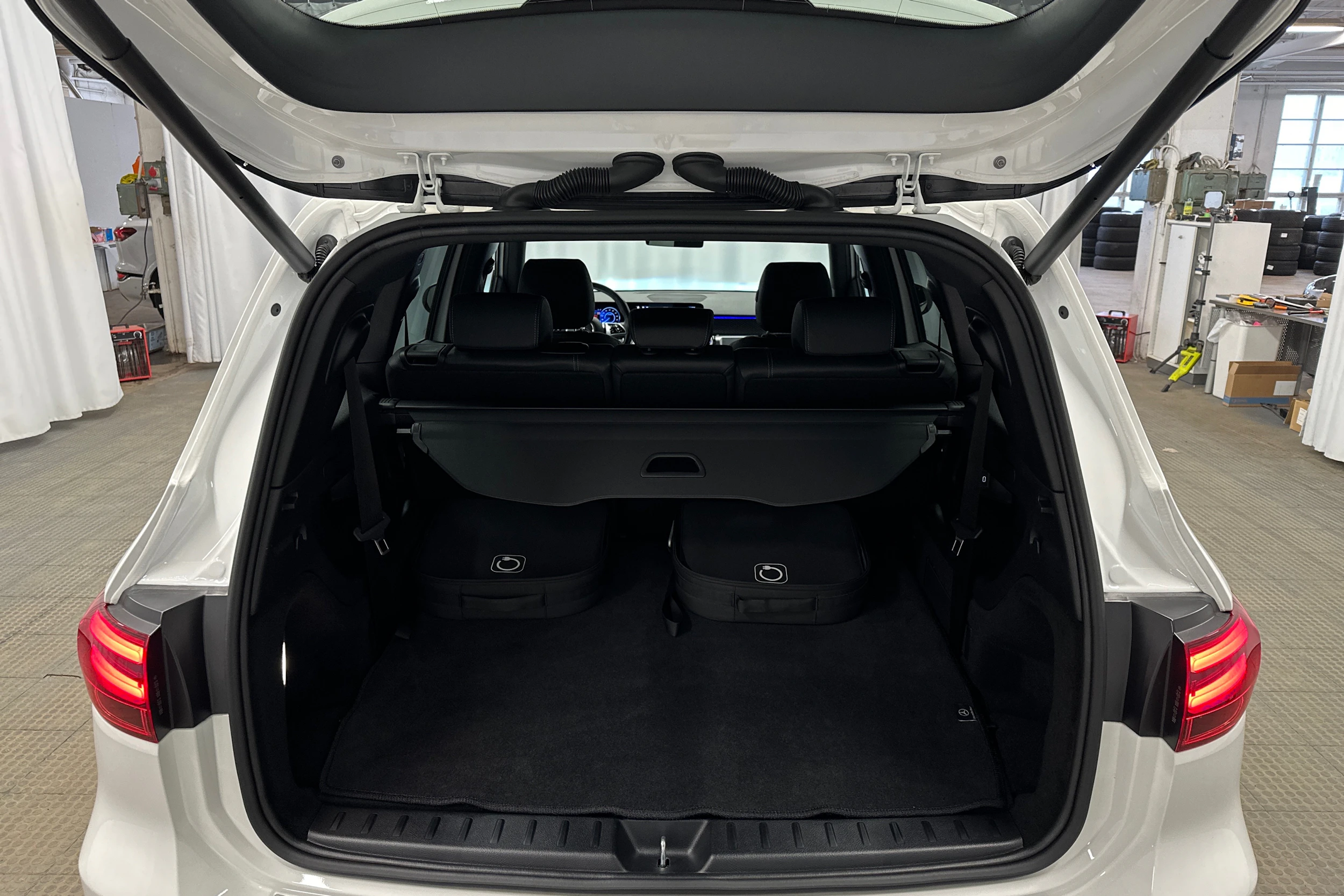 valkoinen Mercedes-Benz EQB 2025 kuva 25.