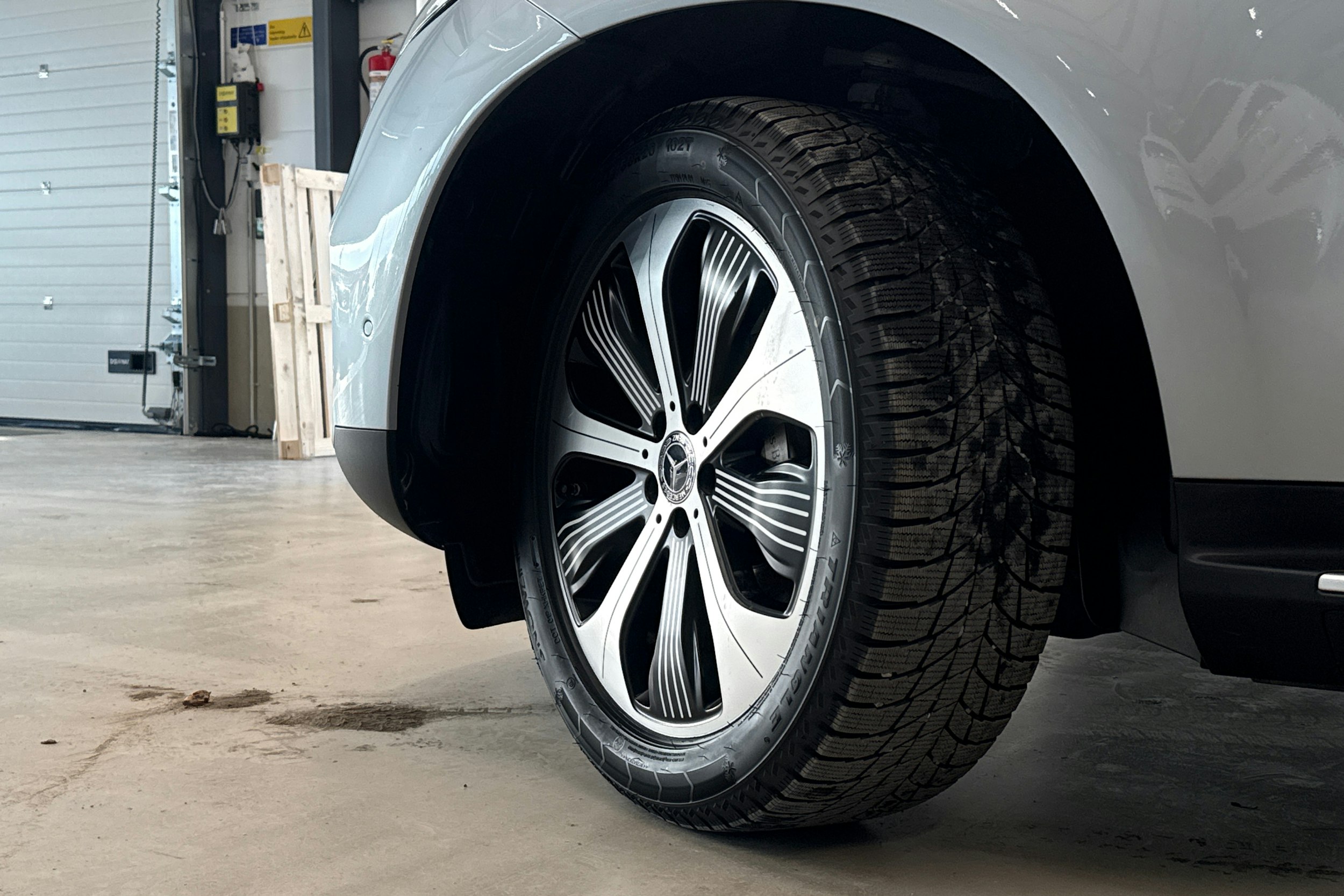 harmaa Mercedes-Benz EQC 2019 kuva 13.