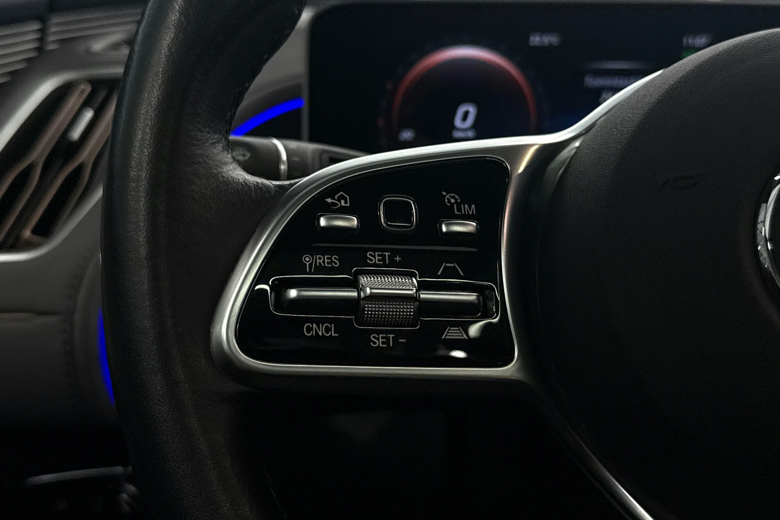 harmaa Mercedes-Benz EQC 2019 kuva 16.