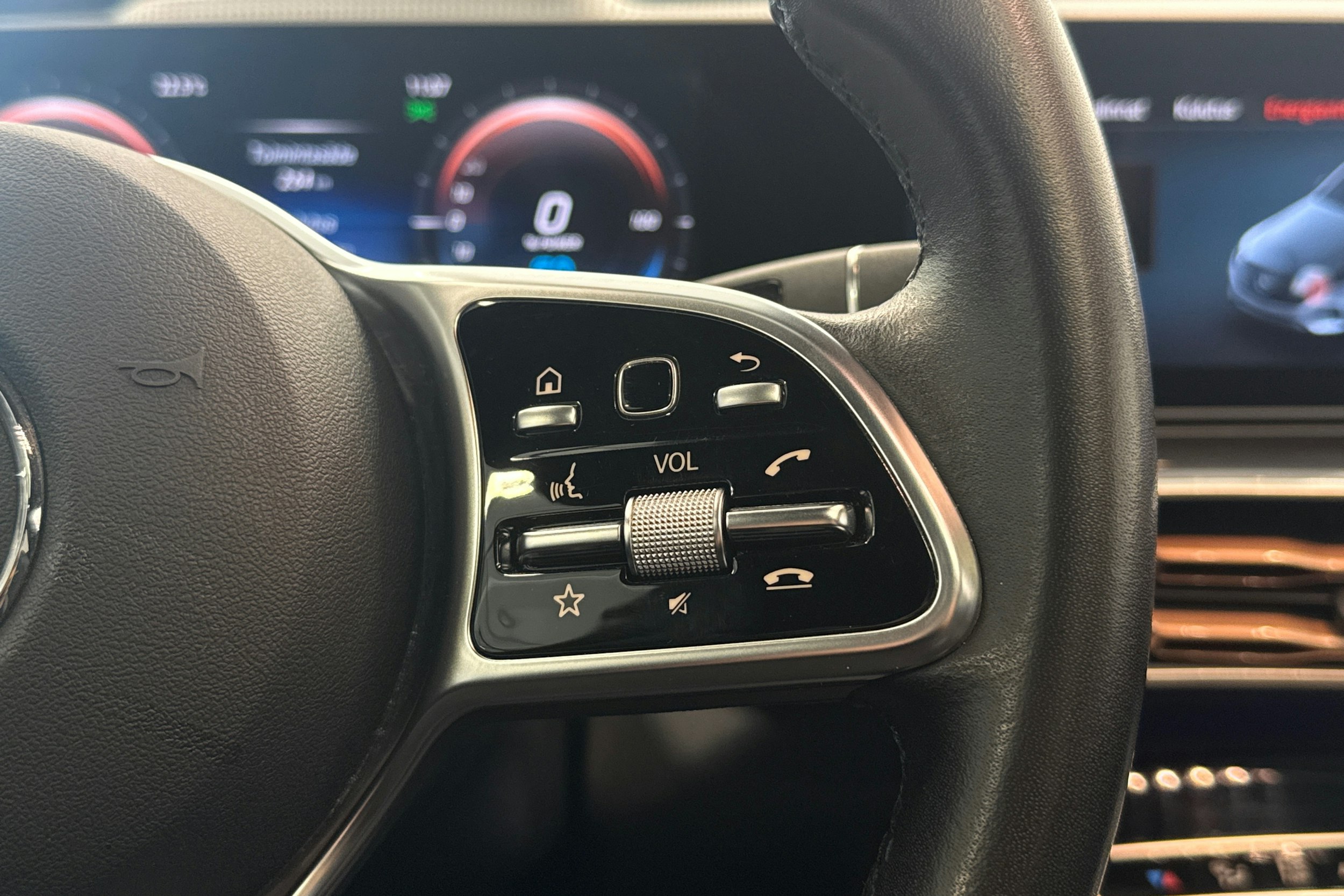 harmaa Mercedes-Benz EQC 2019 kuva 17.