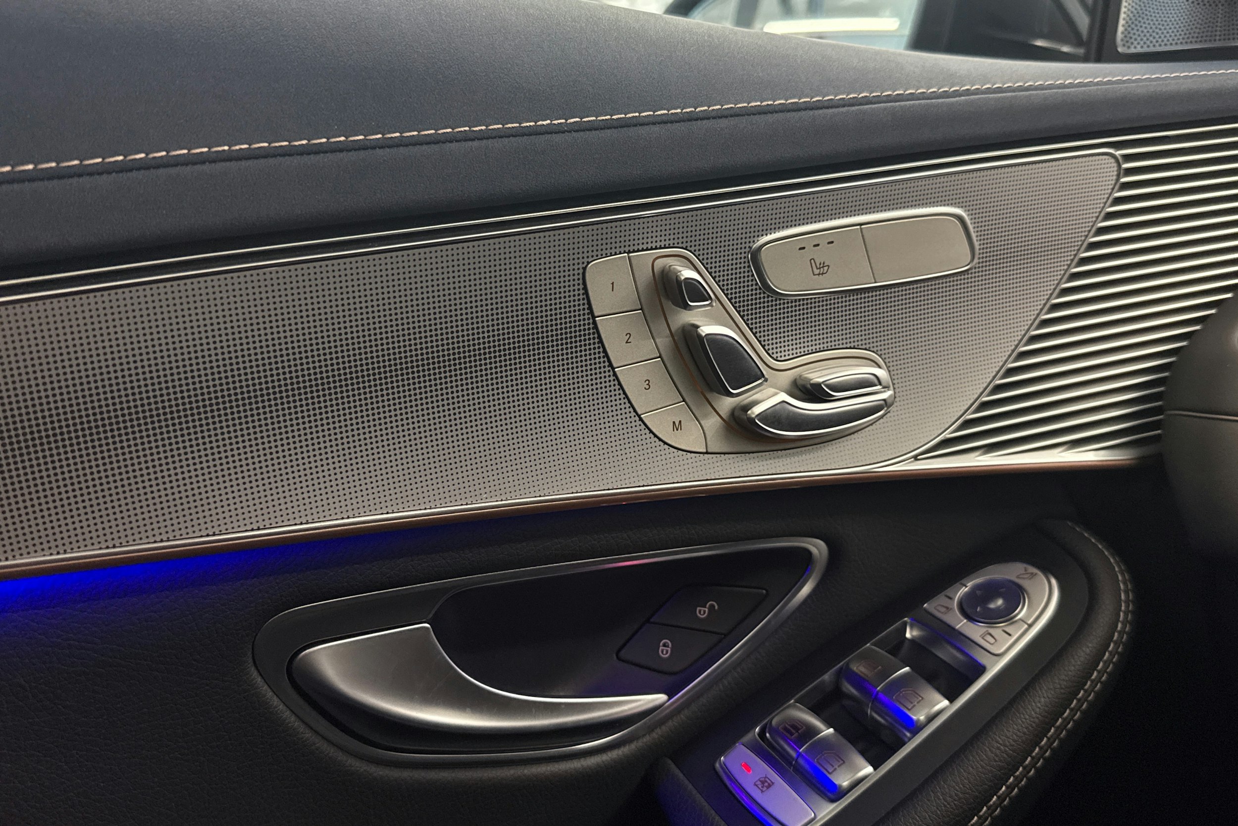 harmaa Mercedes-Benz EQC 2019 kuva 27.