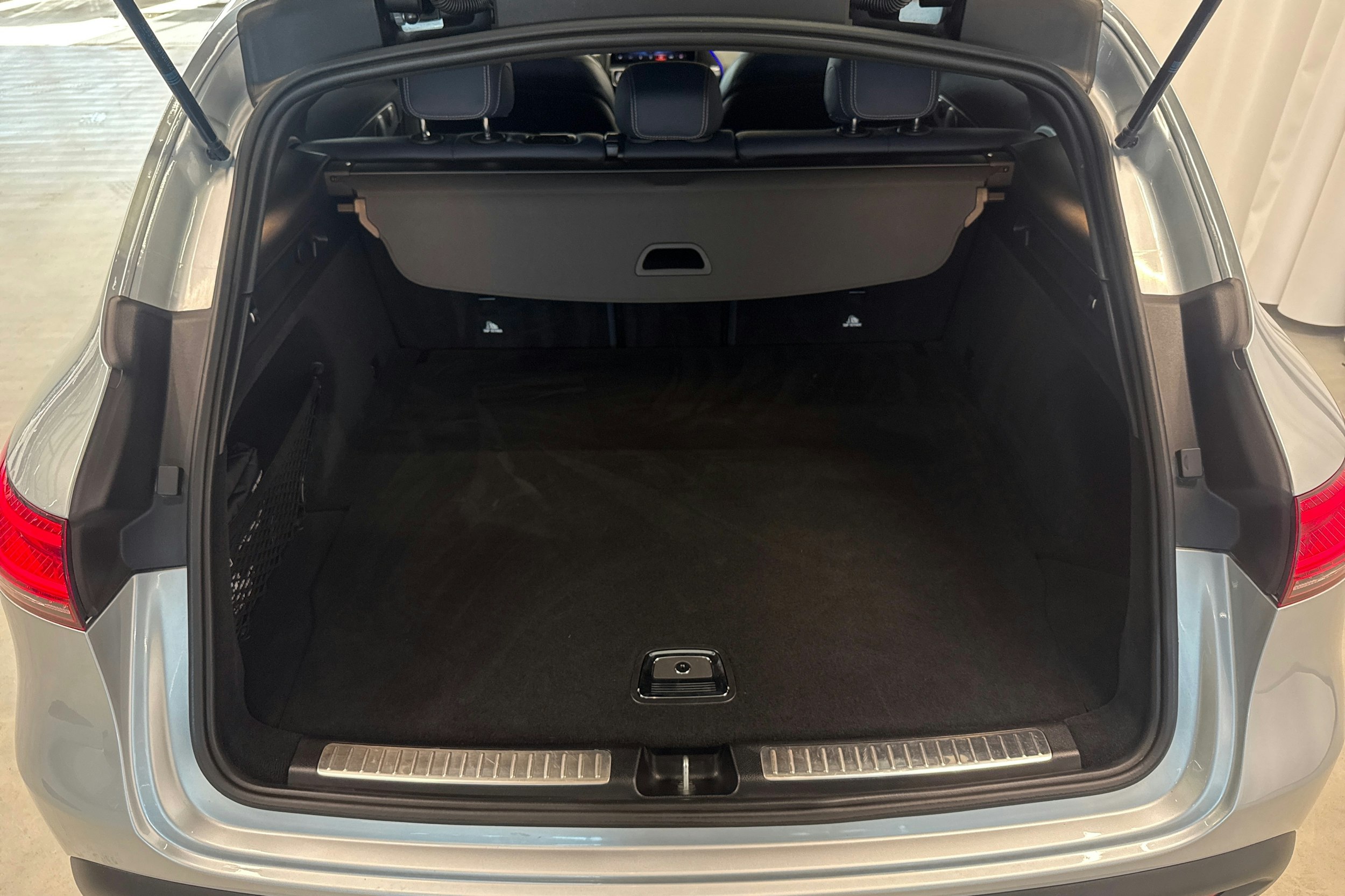 harmaa Mercedes-Benz EQC 2019 kuva 29.