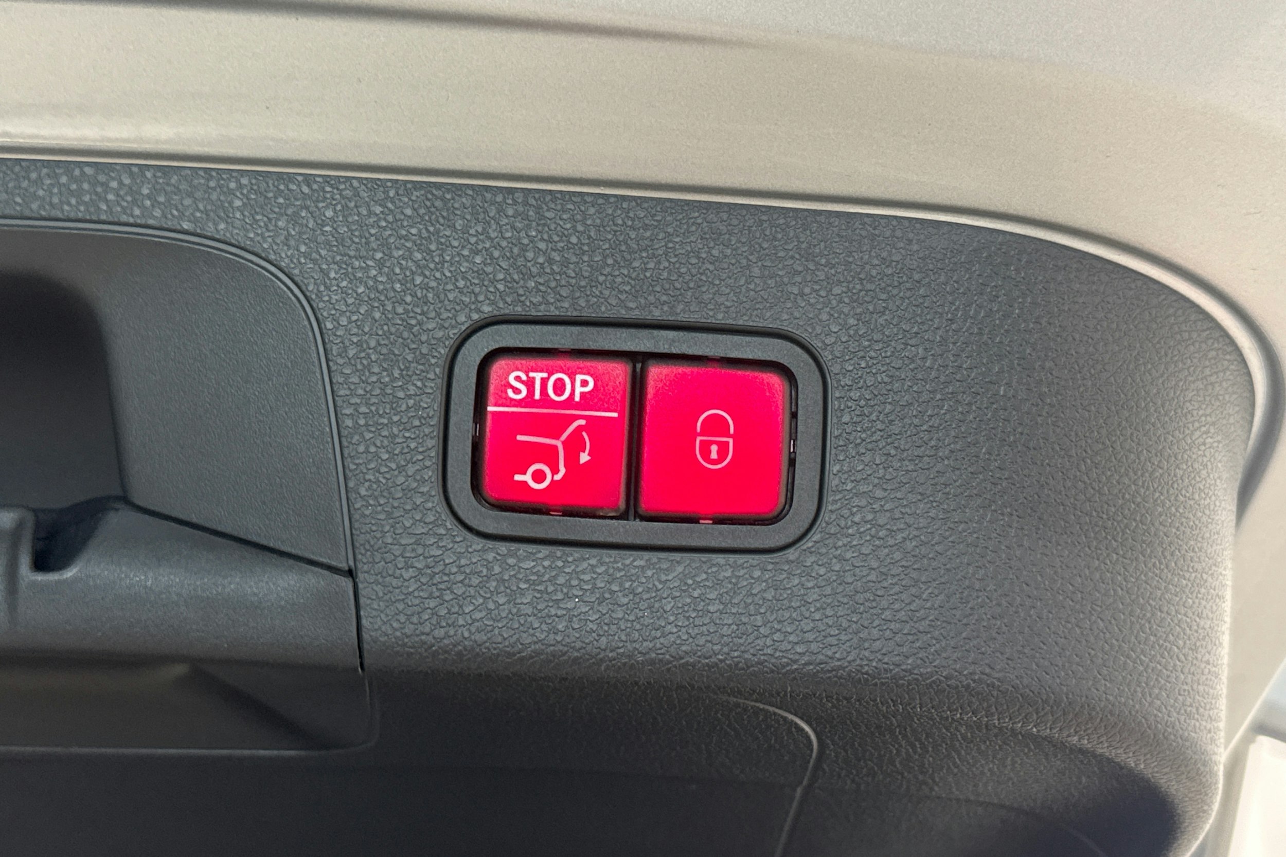 harmaa Mercedes-Benz EQC 2019 kuva 30.