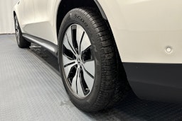 valkoinen Mercedes-Benz EQC 2020 kuva 13.