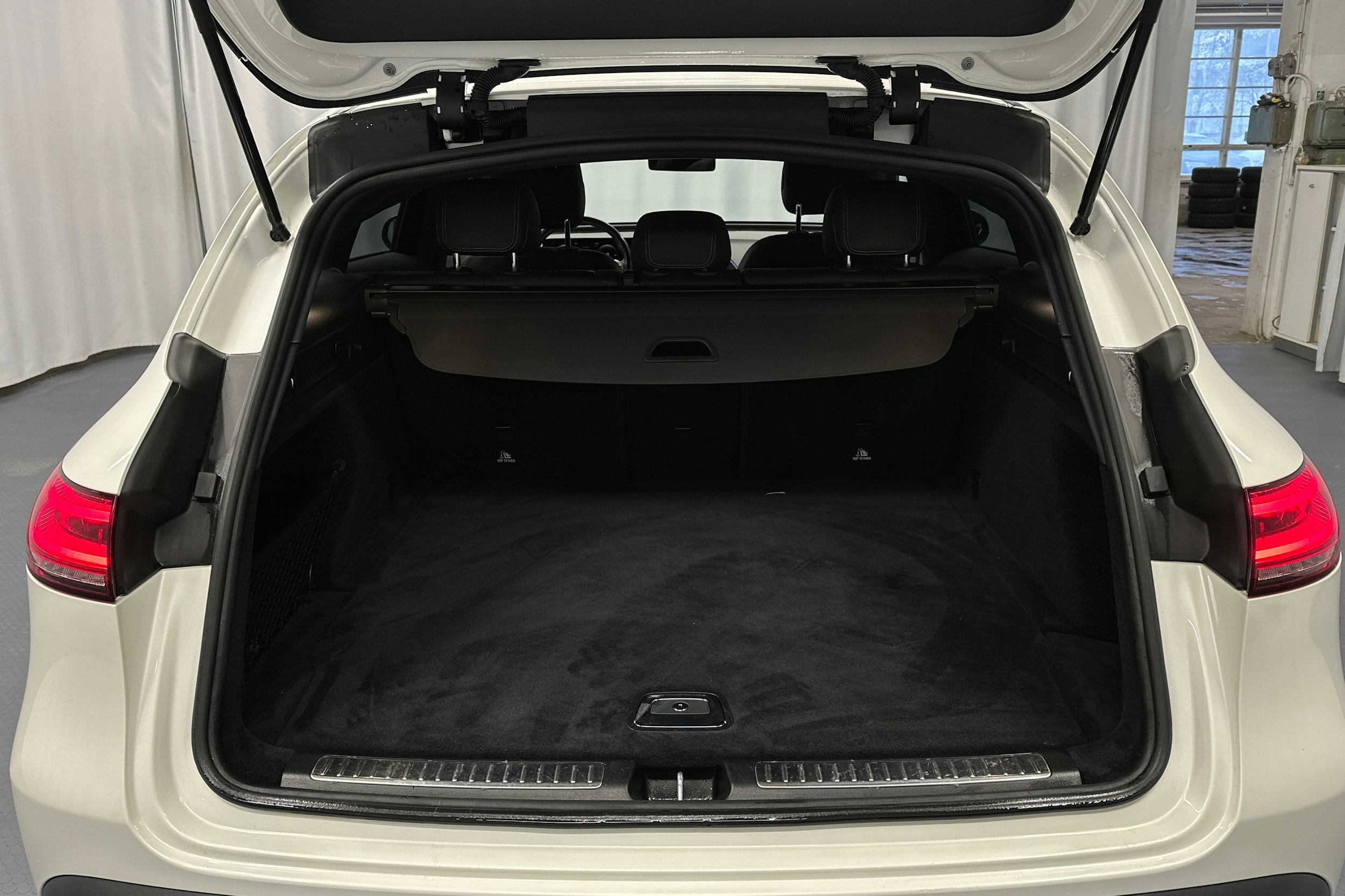 valkoinen Mercedes-Benz EQC 2020 kuva 14.