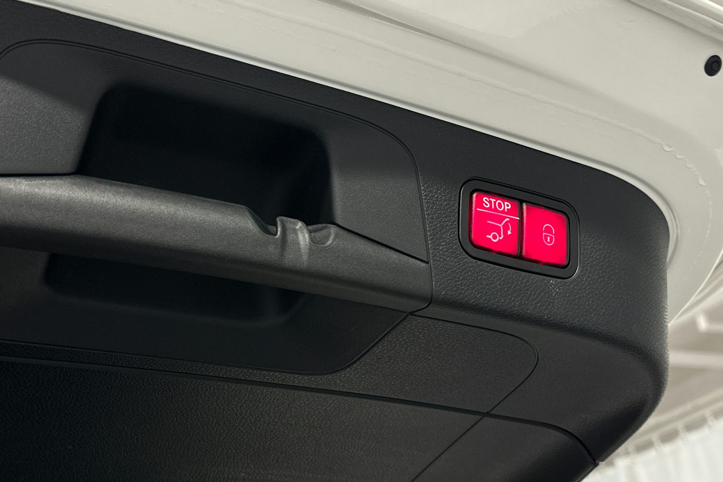 valkoinen Mercedes-Benz EQC 2020 kuva 15.