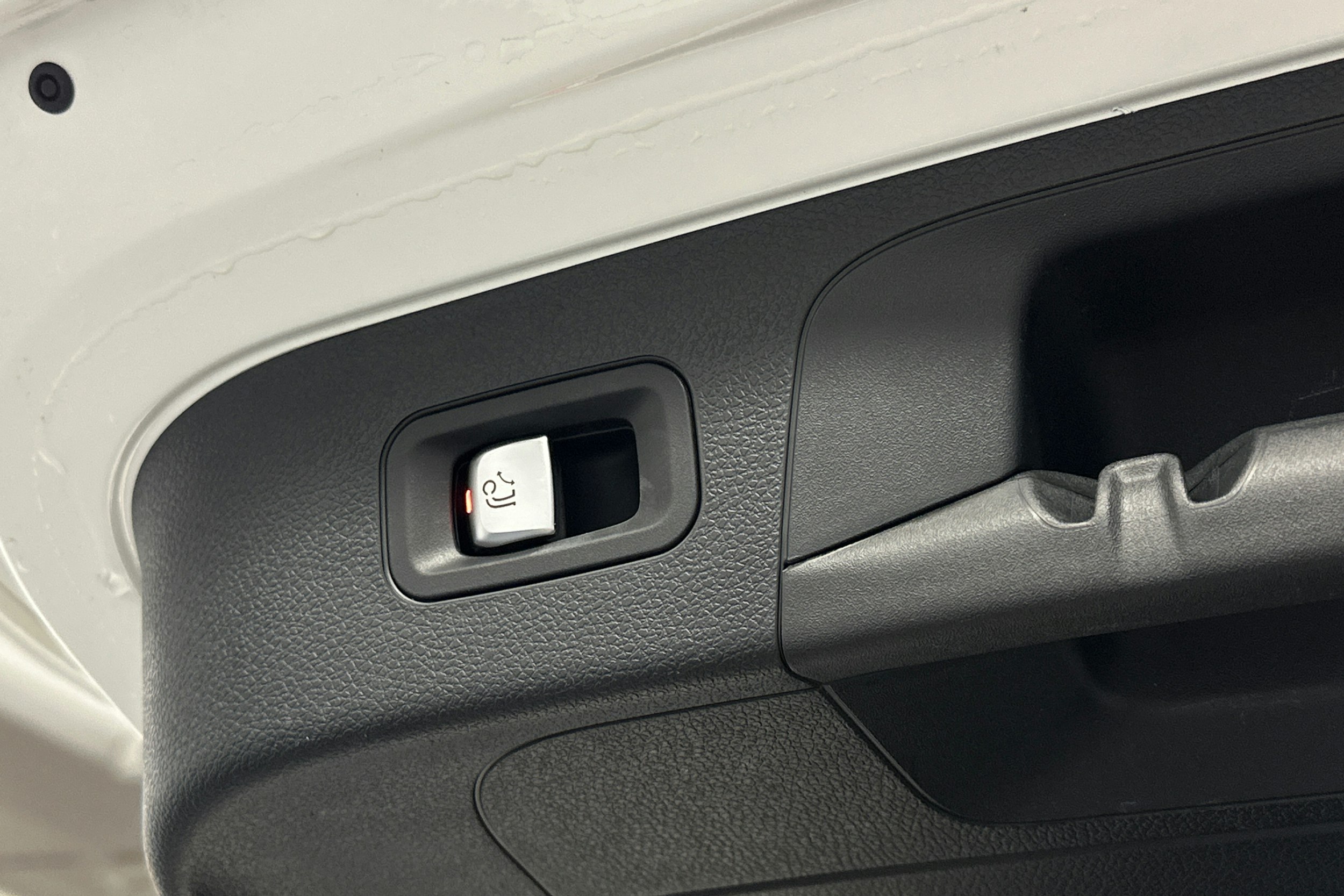 valkoinen Mercedes-Benz EQC 2020 kuva 16.