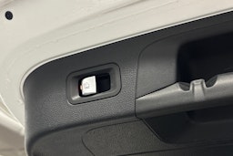 valkoinen Mercedes-Benz EQC 2020 kuva 16.