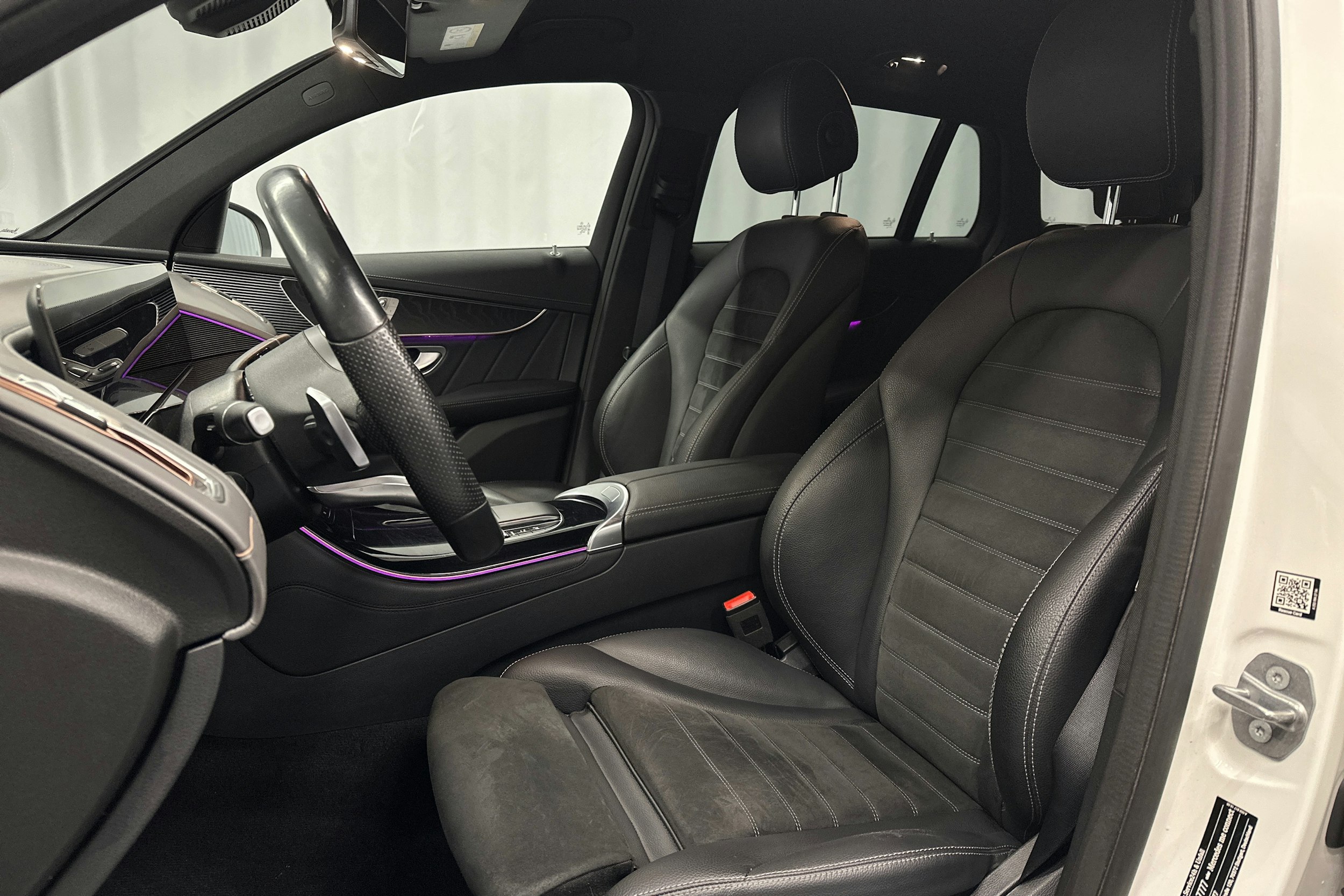 valkoinen Mercedes-Benz EQC 2020 kuva 18.