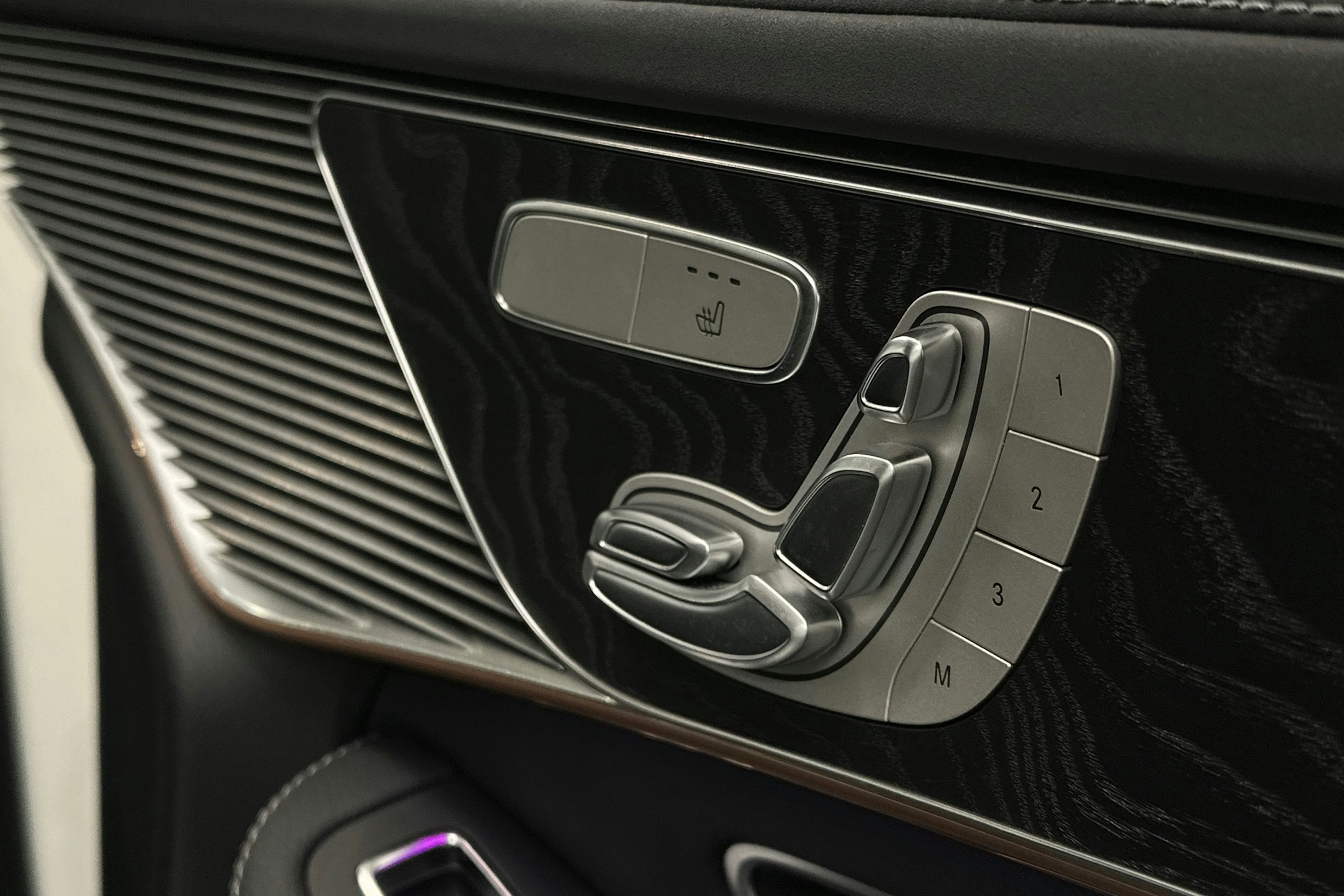 valkoinen Mercedes-Benz EQC 2020 kuva 20.