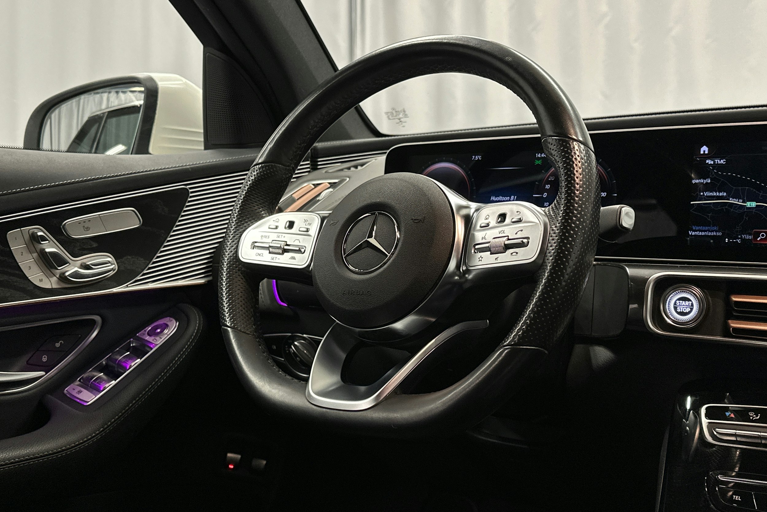 valkoinen Mercedes-Benz EQC 2020 kuva 21.