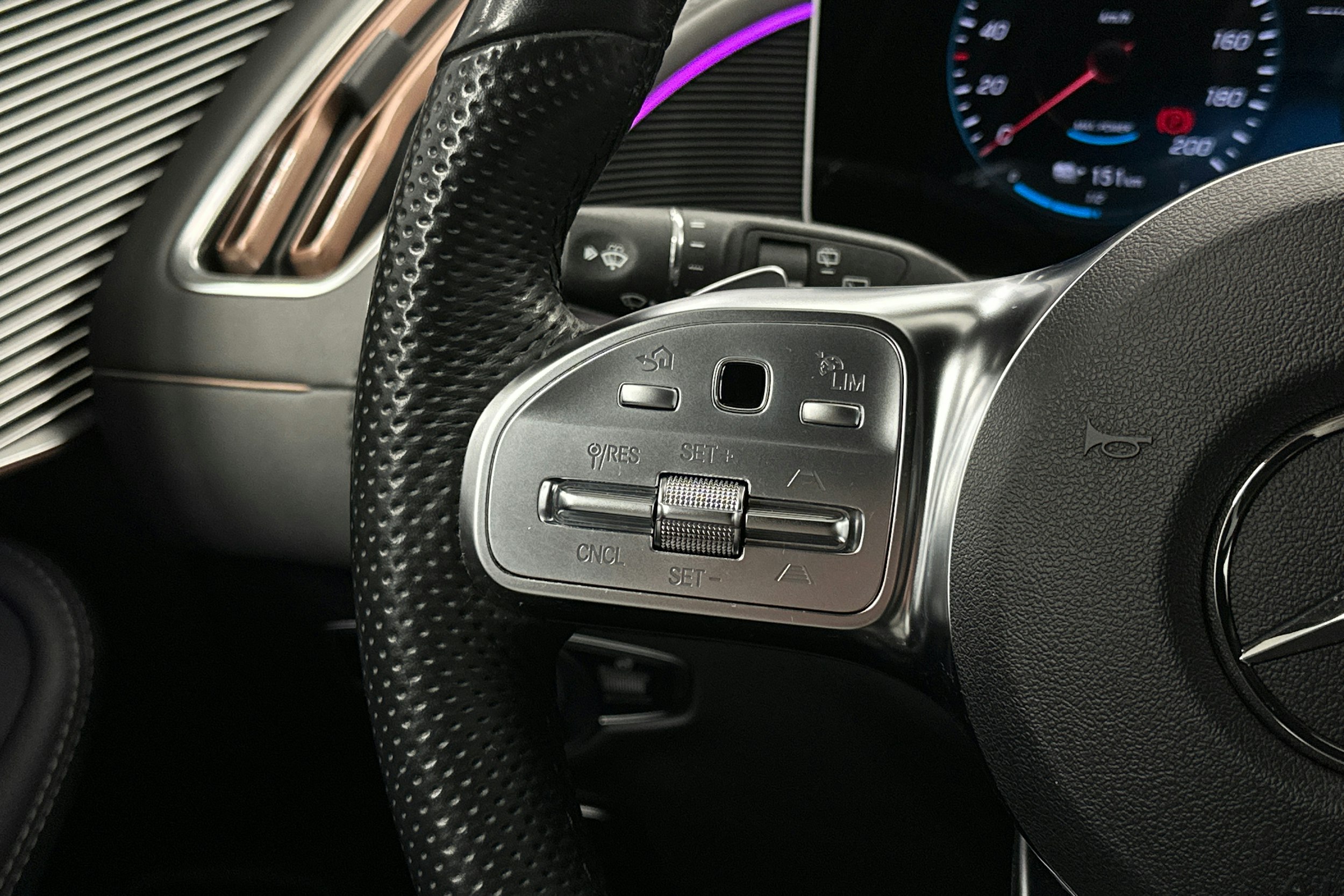 valkoinen Mercedes-Benz EQC 2020 kuva 22.