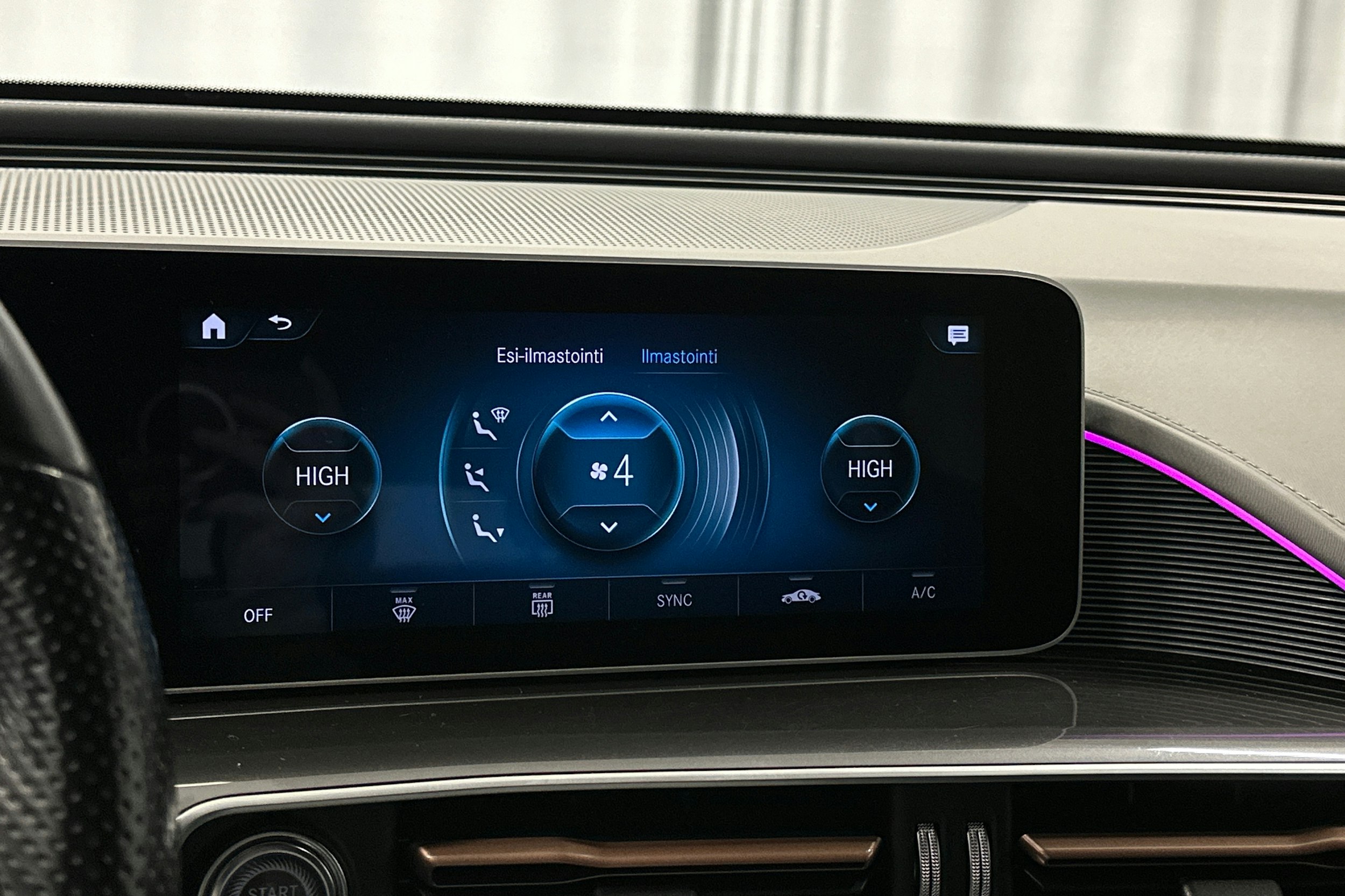 valkoinen Mercedes-Benz EQC 2020 kuva 32.