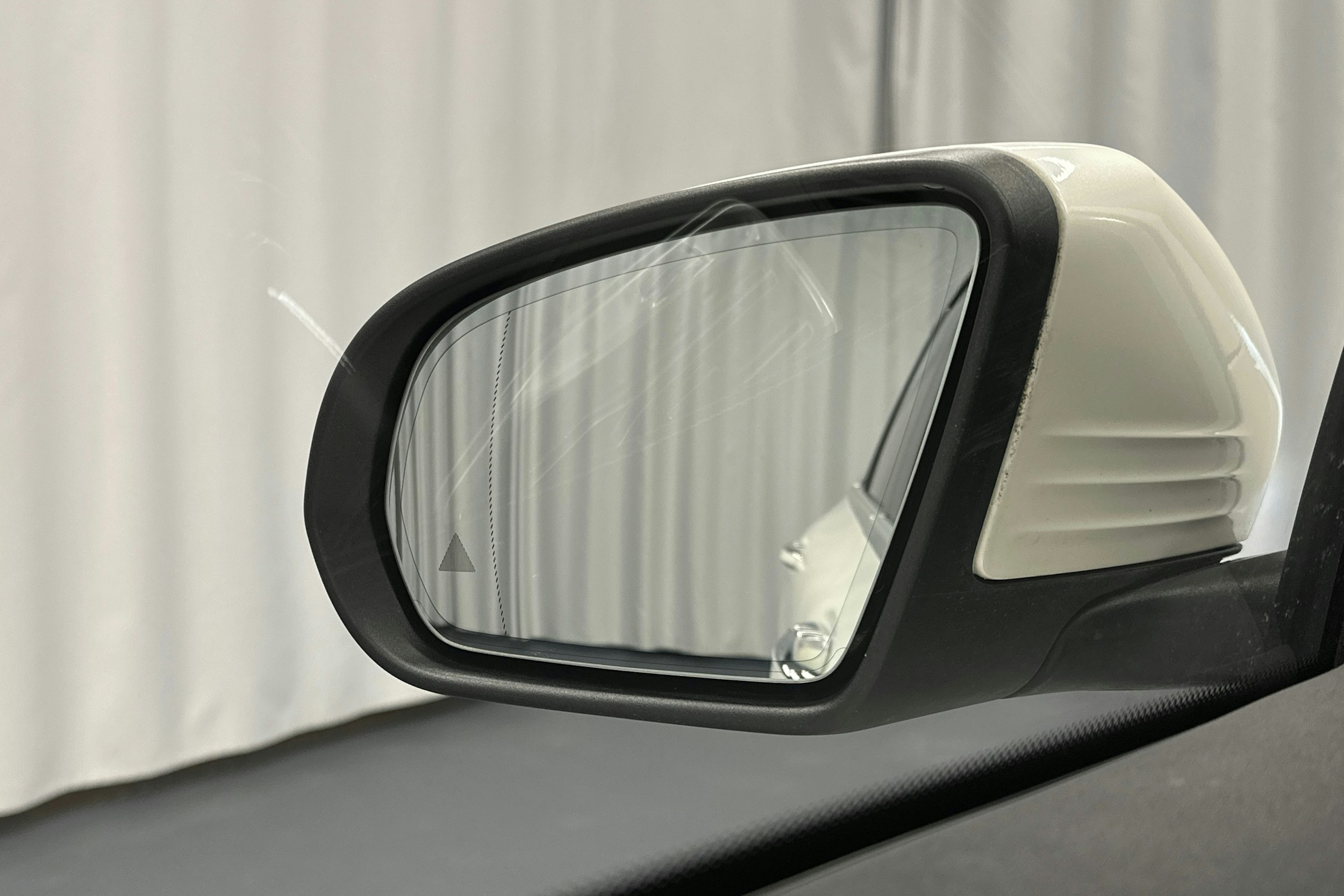 valkoinen Mercedes-Benz EQC 2020 kuva 35.