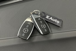 valkoinen Mercedes-Benz EQC 2020 kuva 36.