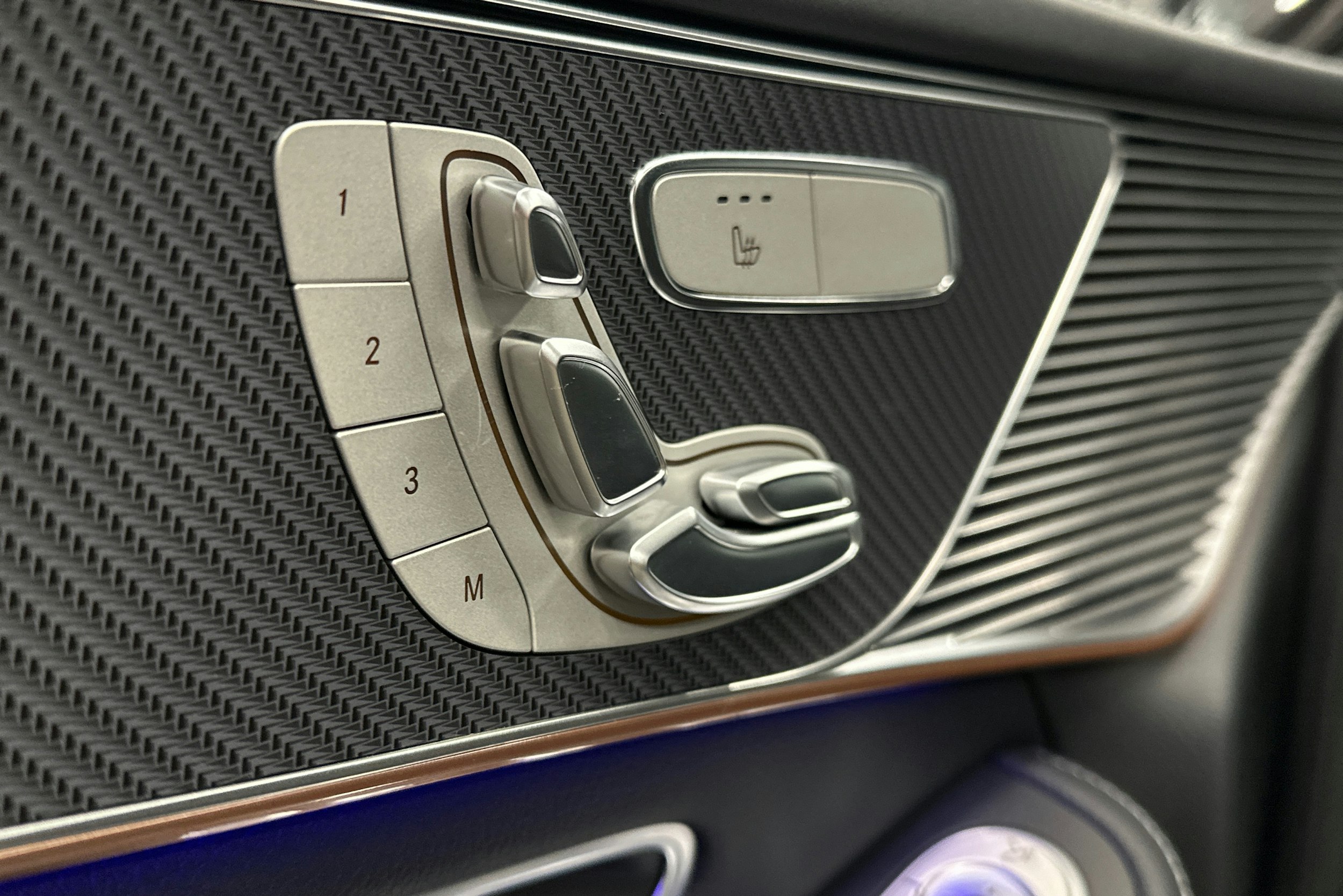 harmaa Mercedes-Benz EQC 2020 kuva 18.